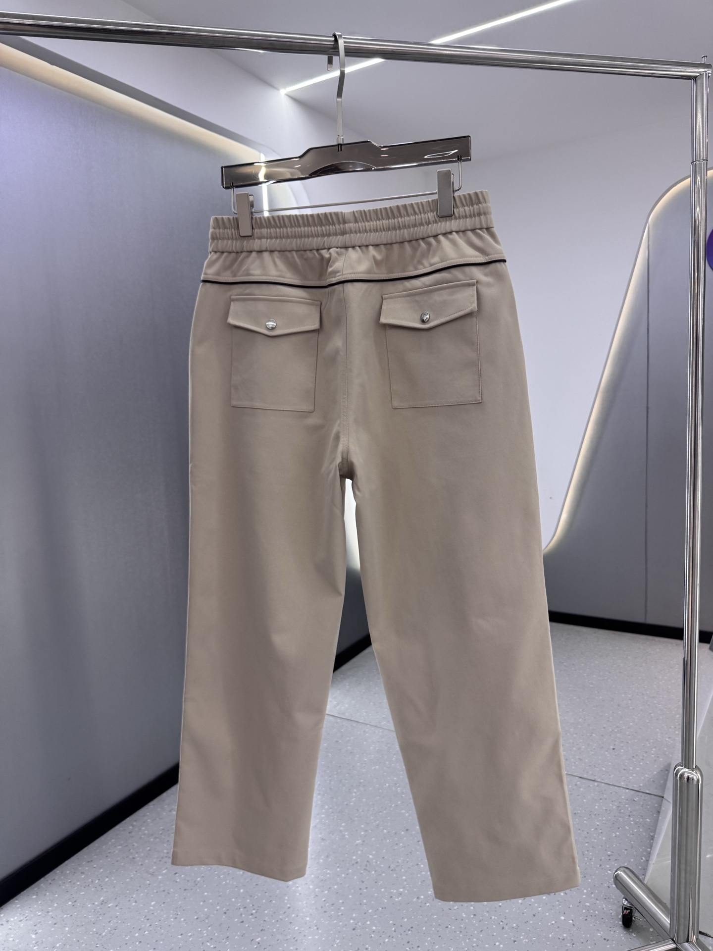 P270  
LP1995ss秋冬新品 男士精品休闲裤顶级面料休闲裤，最新款上身版型无敌正!绝对可以闭眼收的一款此款裤子非常百搭，弹力腰围,日常上班户外运动都可以穿着，是时尚休闲与户外运动的完美结合，所以无论您平时穿或者户外穿都是您的最佳选择。极致舒适和快速排汗是备受青睐的重点，提升穿着舒适度，适合有氧运动和越野跑条件下穿着，此款是一件适用范围极其广泛的跑步休闲裤，让你在夏天自然可以保持对运动热爱，也可以在休闲生活中穿着

尺码：M-XXXL