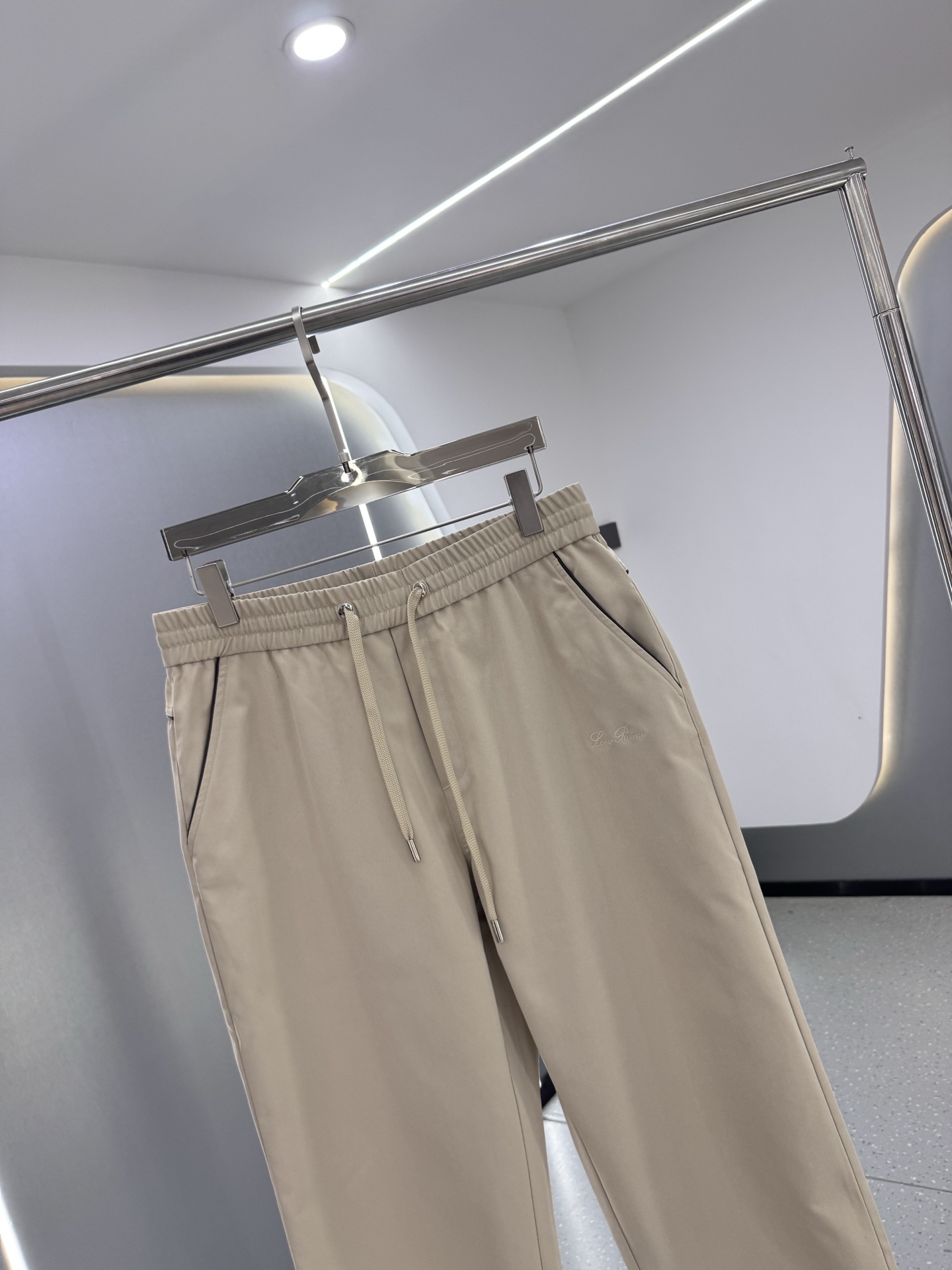 P270  
LP1995ss秋冬新品 男士精品休闲裤顶级面料休闲裤，最新款上身版型无敌正!绝对可以闭眼收的一款此款裤子非常百搭，弹力腰围,日常上班户外运动都可以穿着，是时尚休闲与户外运动的完美结合，所以无论您平时穿或者户外穿都是您的最佳选择。极致舒适和快速排汗是备受青睐的重点，提升穿着舒适度，适合有氧运动和越野跑条件下穿着，此款是一件适用范围极其广泛的跑步休闲裤，让你在夏天自然可以保持对运动热爱，也可以在休闲生活中穿着

尺码：M-XXXL