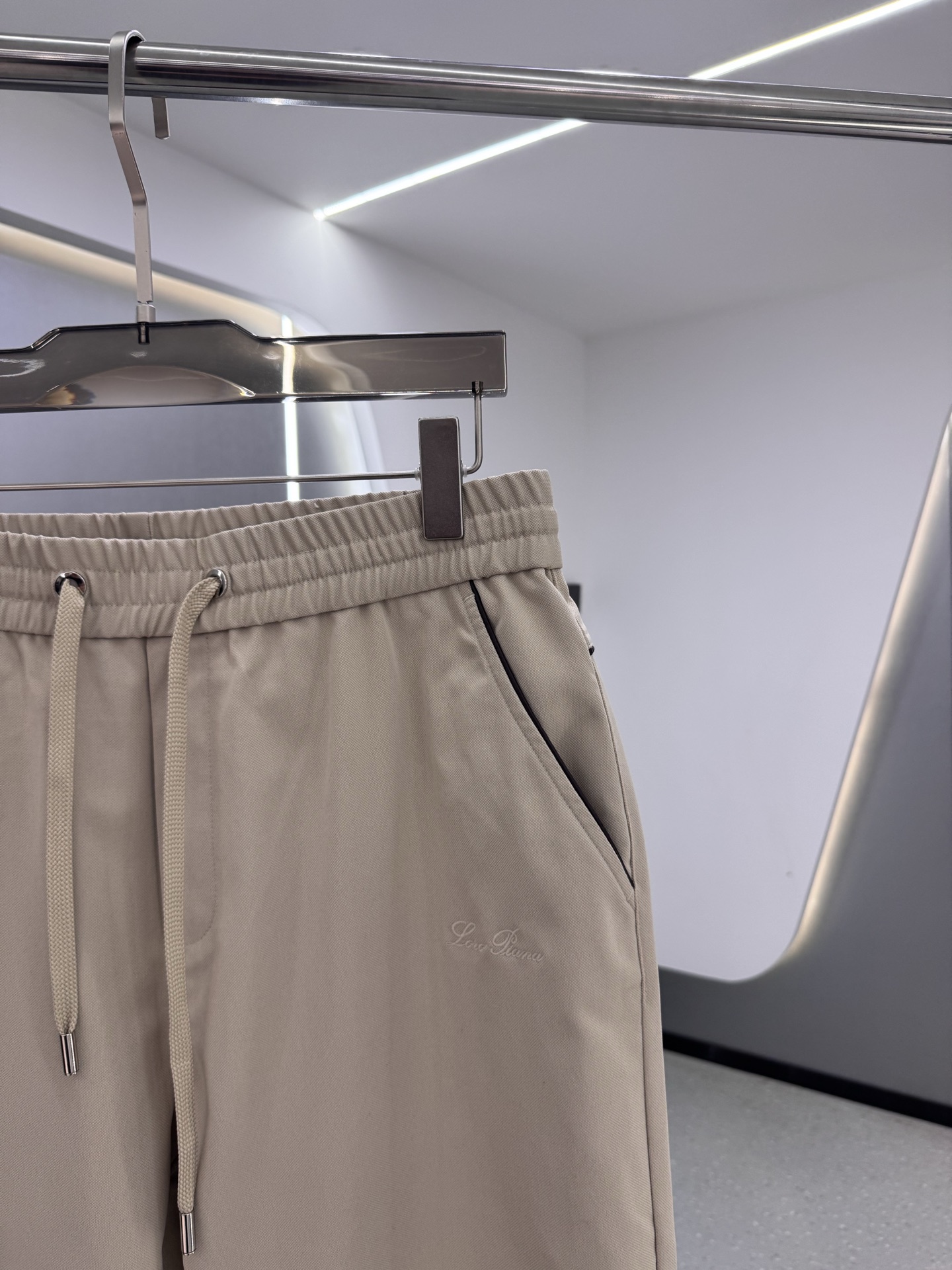 P270  
LP1995ss秋冬新品 男士精品休闲裤顶级面料休闲裤，最新款上身版型无敌正!绝对可以闭眼收的一款此款裤子非常百搭，弹力腰围,日常上班户外运动都可以穿着，是时尚休闲与户外运动的完美结合，所以无论您平时穿或者户外穿都是您的最佳选择。极致舒适和快速排汗是备受青睐的重点，提升穿着舒适度，适合有氧运动和越野跑条件下穿着，此款是一件适用范围极其广泛的跑步休闲裤，让你在夏天自然可以保持对运动热爱，也可以在休闲生活中穿着

尺码：M-XXXL