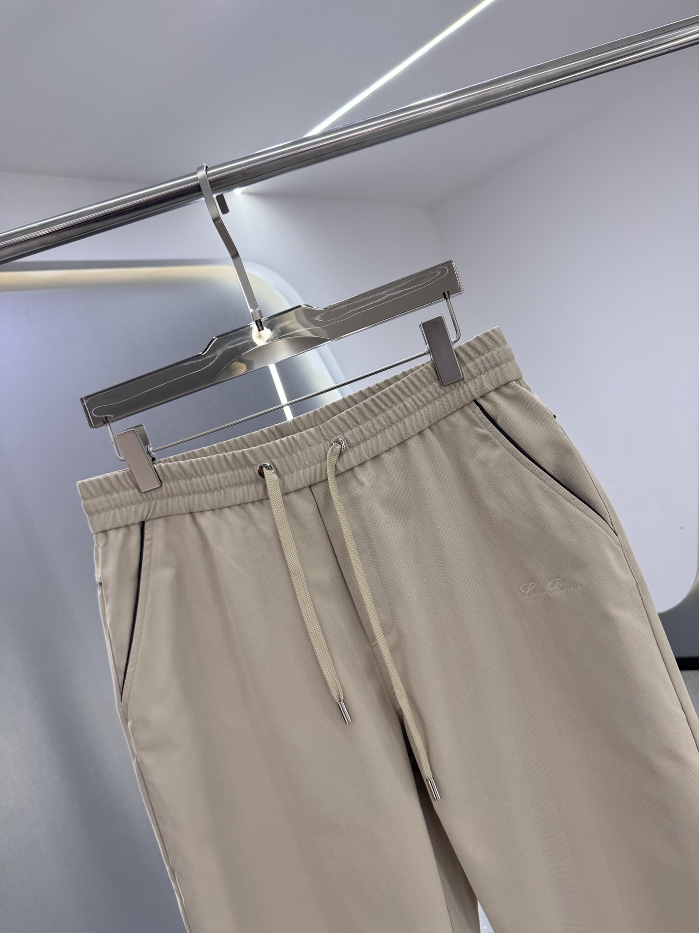 P270  
LP1995ss秋冬新品 男士精品休闲裤顶级面料休闲裤，最新款上身版型无敌正!绝对可以闭眼收的一款此款裤子非常百搭，弹力腰围,日常上班户外运动都可以穿着，是时尚休闲与户外运动的完美结合，所以无论您平时穿或者户外穿都是您的最佳选择。极致舒适和快速排汗是备受青睐的重点，提升穿着舒适度，适合有氧运动和越野跑条件下穿着，此款是一件适用范围极其广泛的跑步休闲裤，让你在夏天自然可以保持对运动热爱，也可以在休闲生活中穿着

尺码：M-XXXL