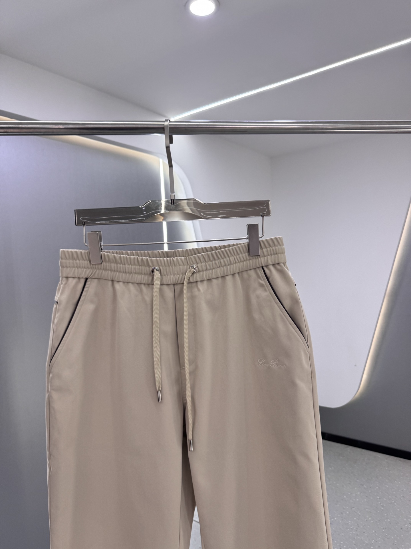 P270  
LP1995ss秋冬新品 男士精品休闲裤顶级面料休闲裤，最新款上身版型无敌正!绝对可以闭眼收的一款此款裤子非常百搭，弹力腰围,日常上班户外运动都可以穿着，是时尚休闲与户外运动的完美结合，所以无论您平时穿或者户外穿都是您的最佳选择。极致舒适和快速排汗是备受青睐的重点，提升穿着舒适度，适合有氧运动和越野跑条件下穿着，此款是一件适用范围极其广泛的跑步休闲裤，让你在夏天自然可以保持对运动热爱，也可以在休闲生活中穿着

尺码：M-XXXL