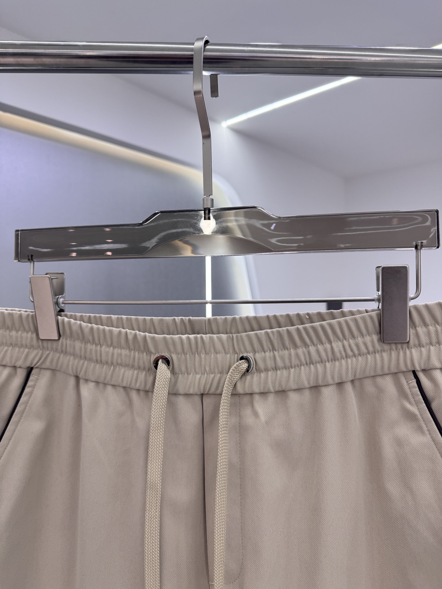 P270  
LP1995ss秋冬新品 男士精品休闲裤顶级面料休闲裤，最新款上身版型无敌正!绝对可以闭眼收的一款此款裤子非常百搭，弹力腰围,日常上班户外运动都可以穿着，是时尚休闲与户外运动的完美结合，所以无论您平时穿或者户外穿都是您的最佳选择。极致舒适和快速排汗是备受青睐的重点，提升穿着舒适度，适合有氧运动和越野跑条件下穿着，此款是一件适用范围极其广泛的跑步休闲裤，让你在夏天自然可以保持对运动热爱，也可以在休闲生活中穿着

尺码：M-XXXL