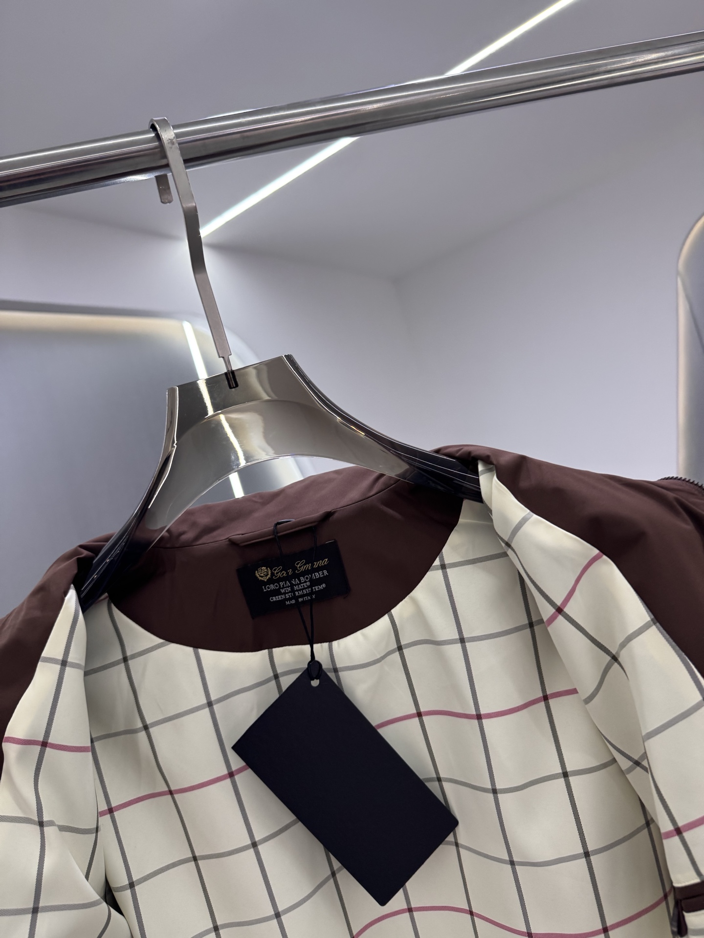 lP🆕新款飞行员夹克，这款面料采用Storm System处理的WindBelt三层抗皱弹力微纤维制成，