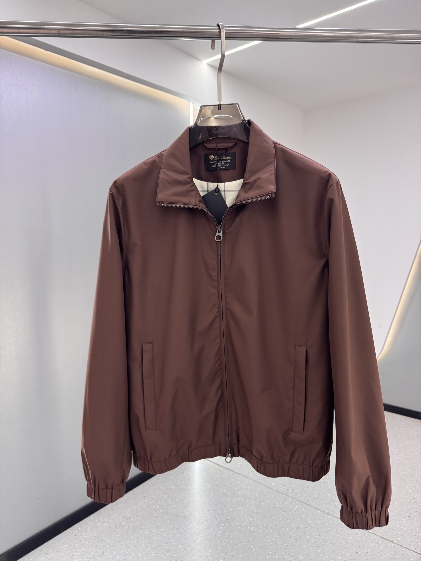 lP🆕新款飞行员夹克，这款面料采用Storm System处理的WindBelt三层抗皱弹力微纤维制成，