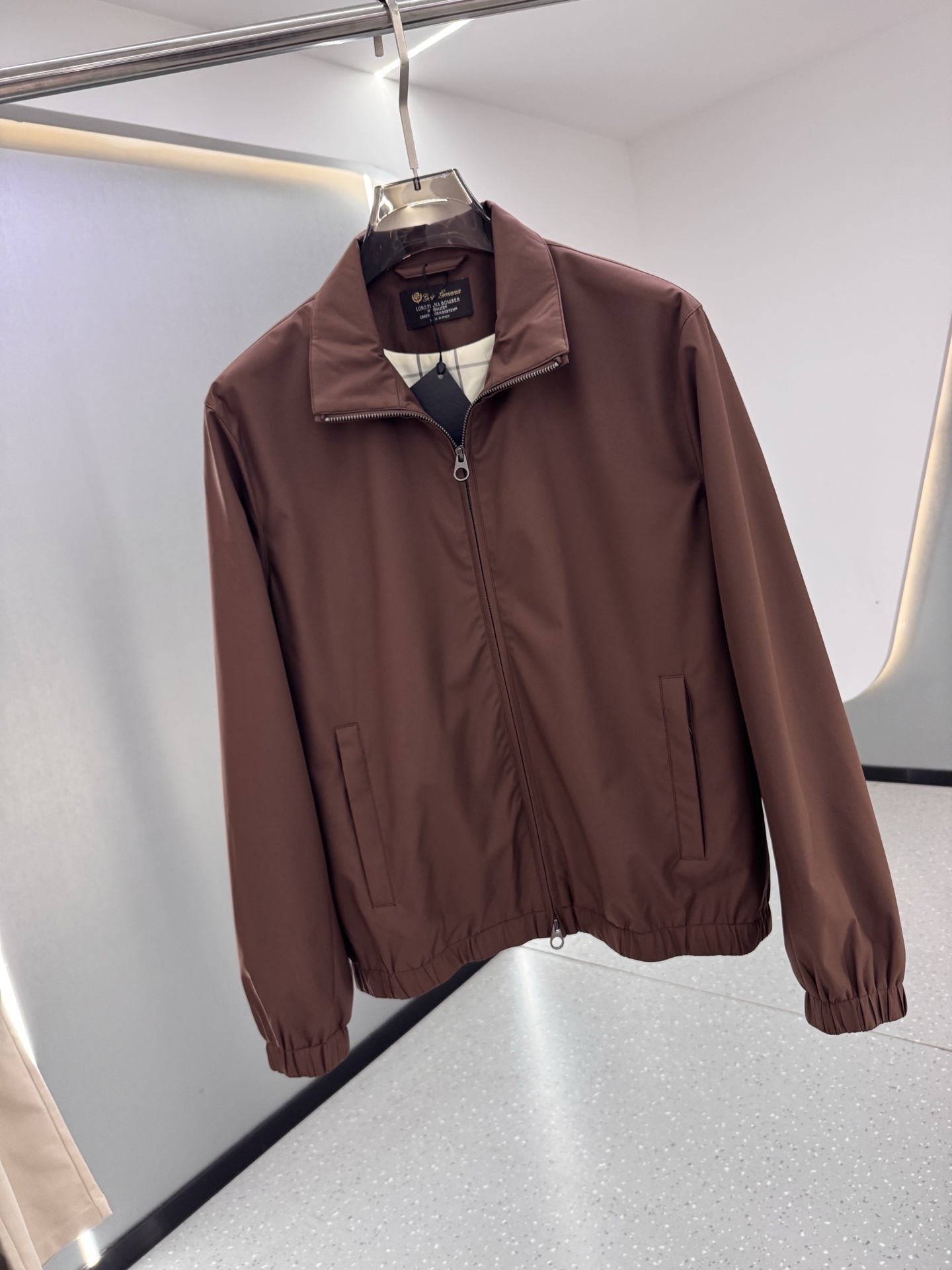 lP🆕新款飞行员夹克，这款面料采用Storm System处理的WindBelt三层抗皱弹力微纤维制成，