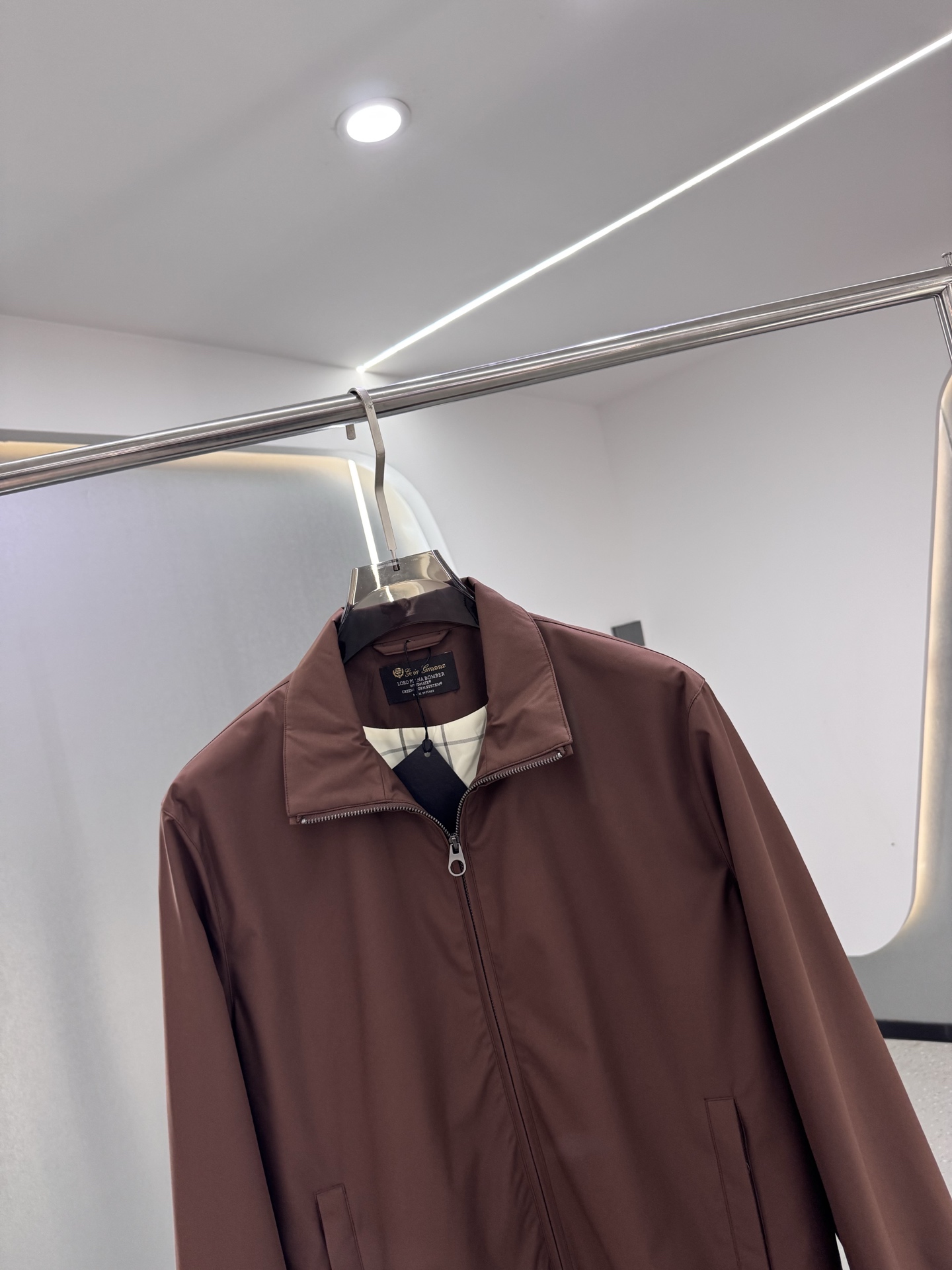 lP🆕新款飞行员夹克，这款面料采用Storm System处理的WindBelt三层抗皱弹力微纤维制成，