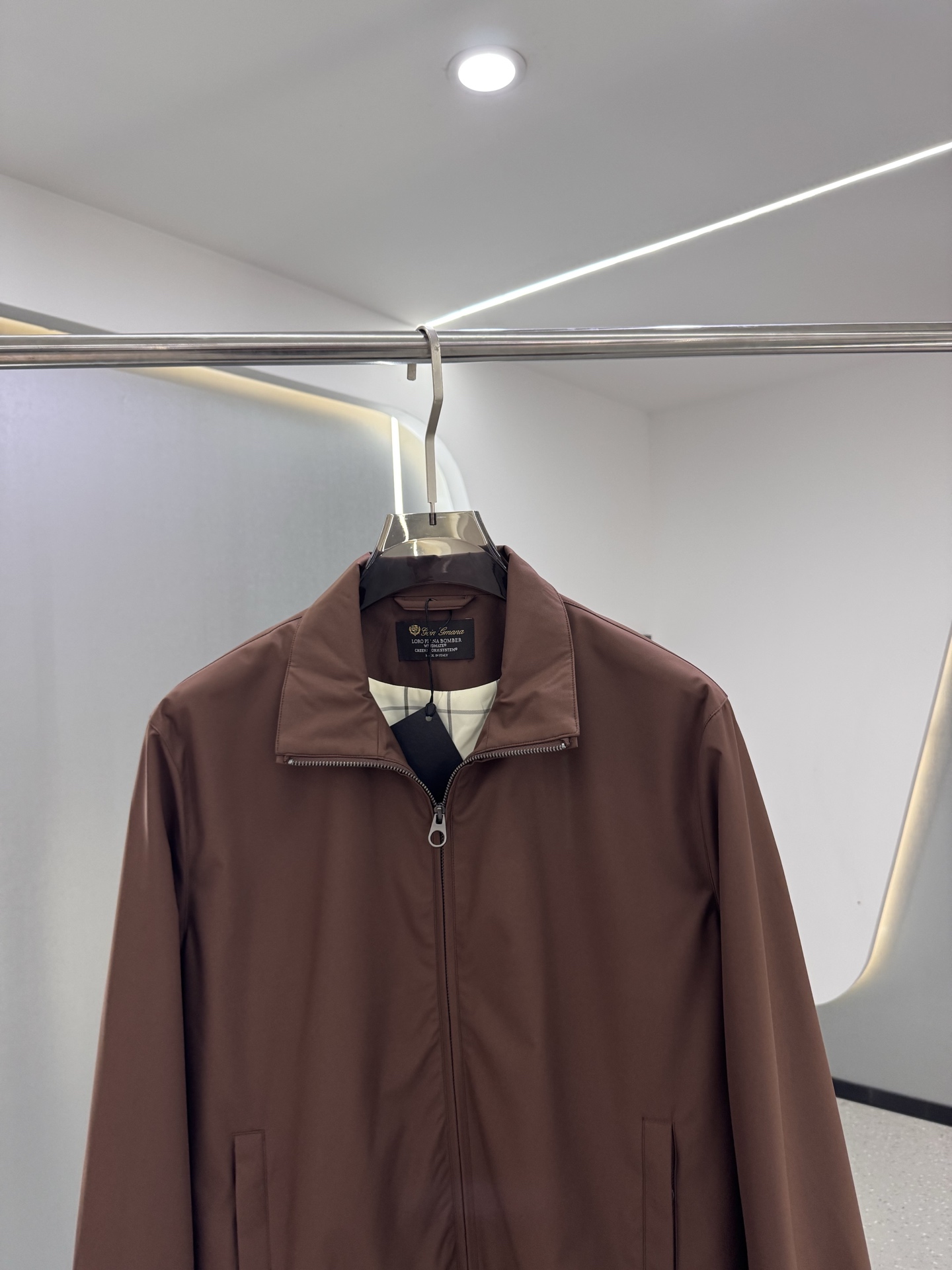 lP🆕新款飞行员夹克，这款面料采用Storm System处理的WindBelt三层抗皱弹力微纤维制成，