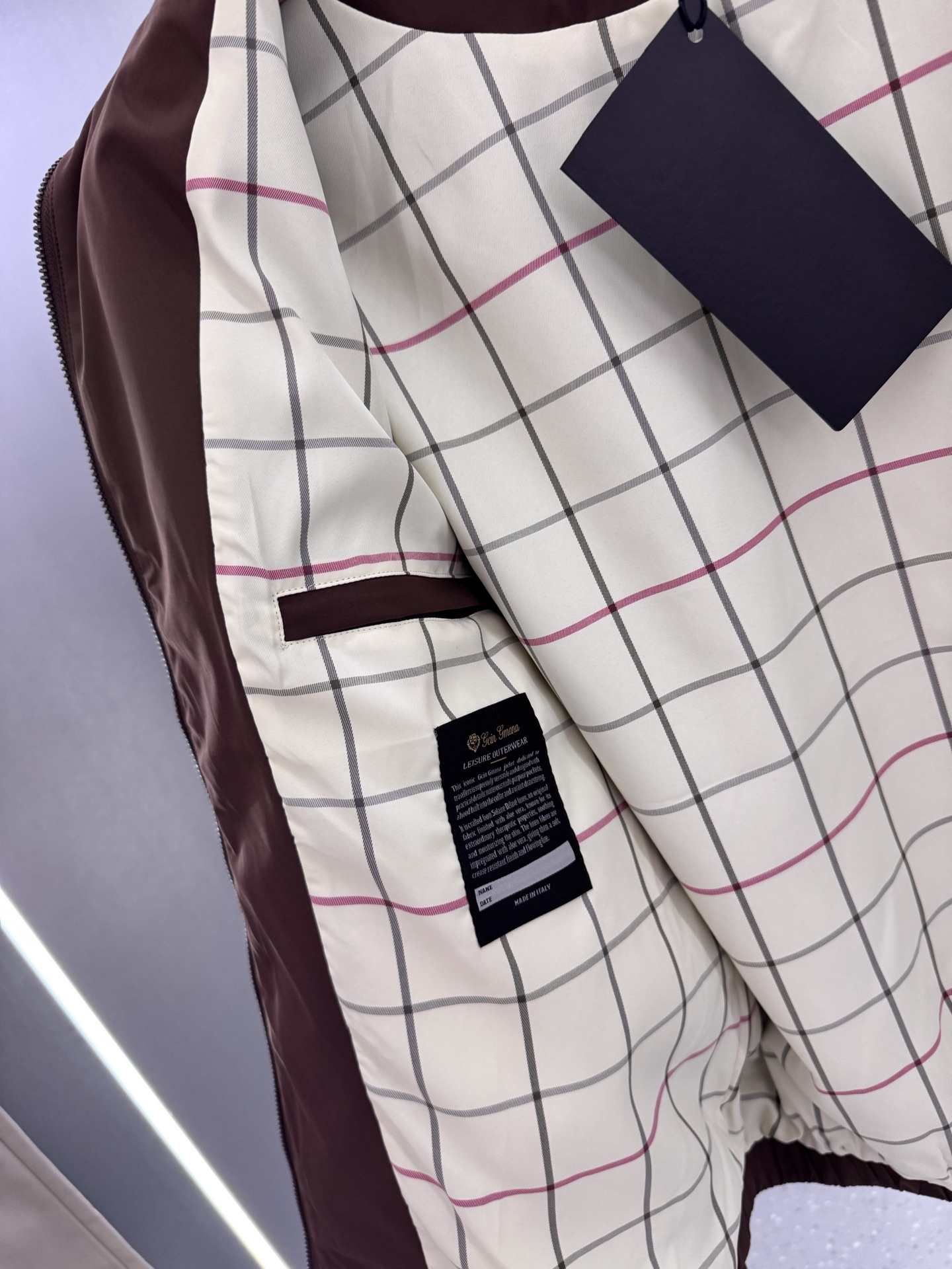 lP🆕新款飞行员夹克，这款面料采用Storm System处理的WindBelt三层抗皱弹力微纤维制成，