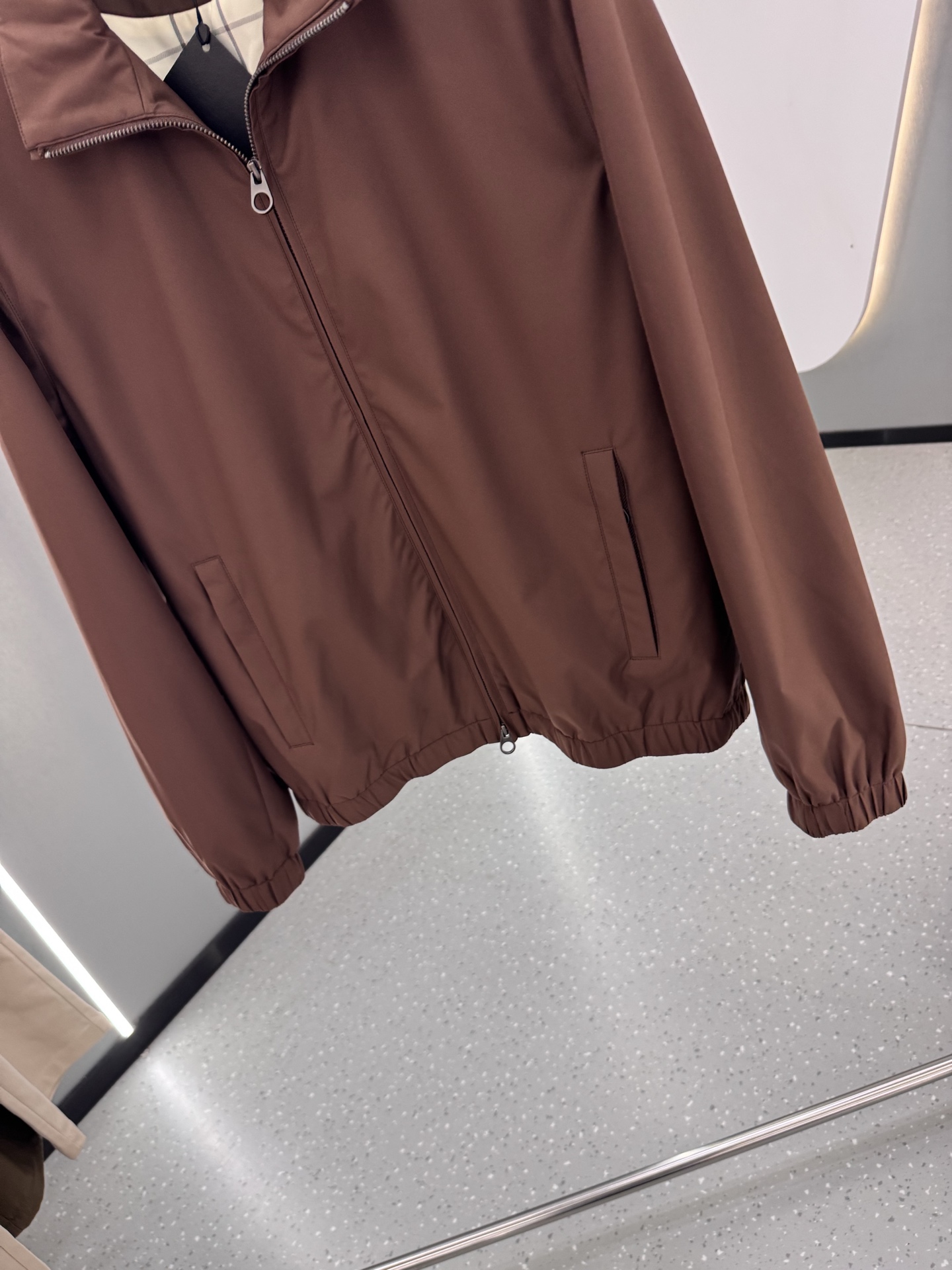 lP🆕新款飞行员夹克，这款面料采用Storm System处理的WindBelt三层抗皱弹力微纤维制成，