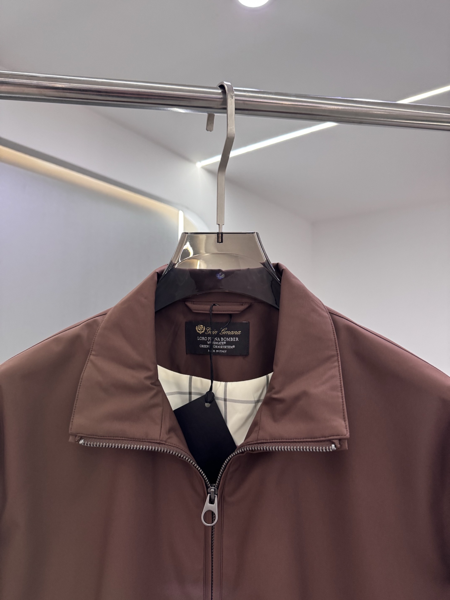 lP🆕新款飞行员夹克，这款面料采用Storm System处理的WindBelt三层抗皱弹力微纤维制成，