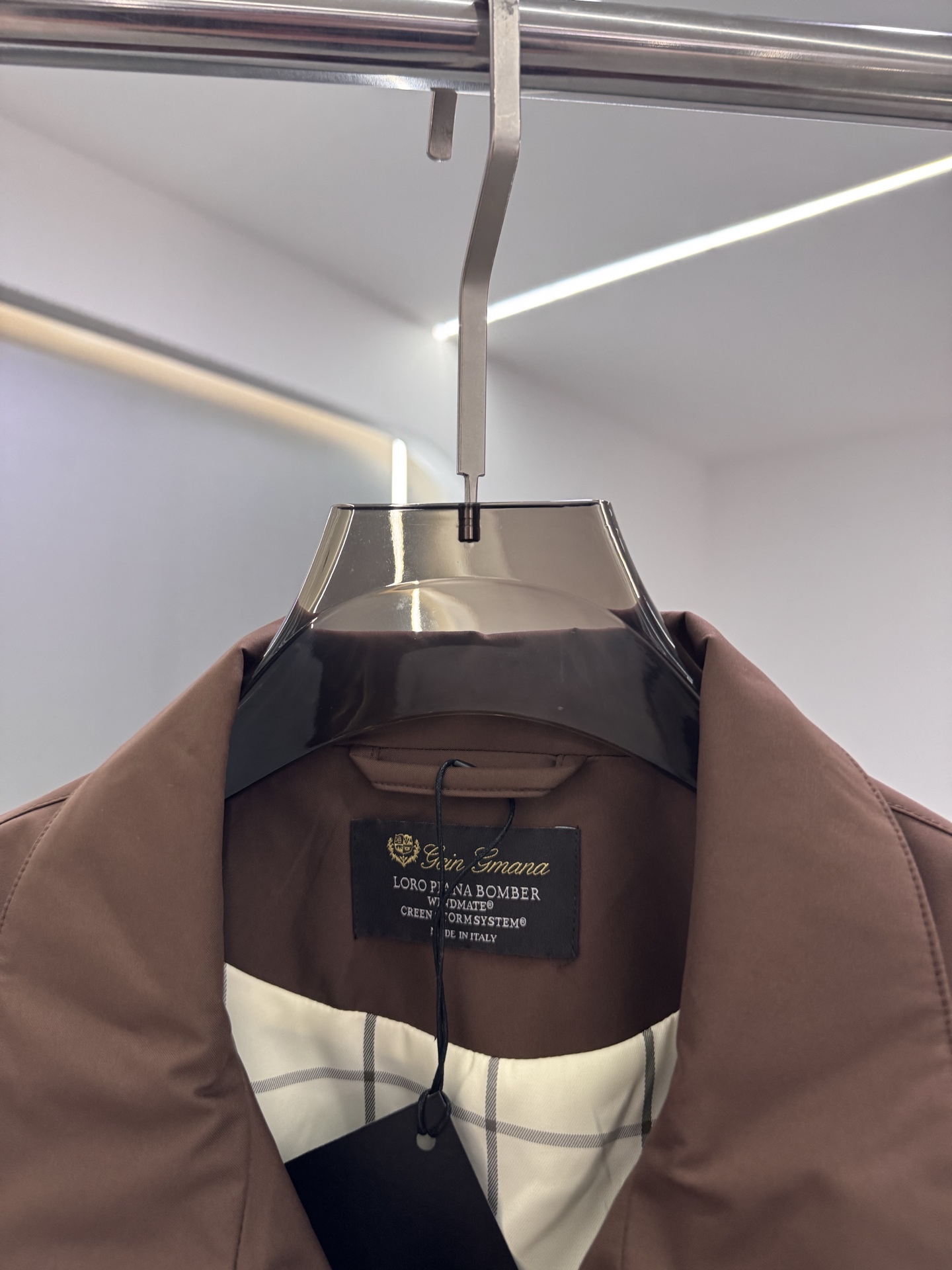 lP🆕新款飞行员夹克，这款面料采用Storm System处理的WindBelt三层抗皱弹力微纤维制成，