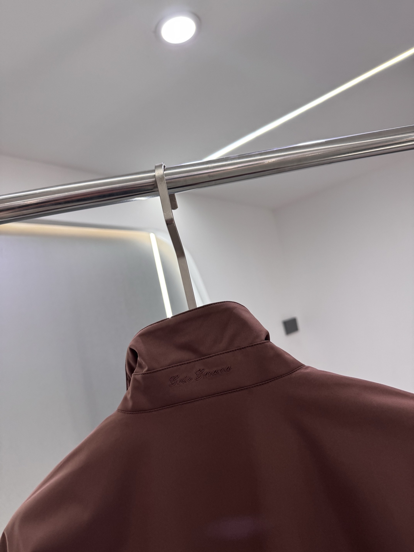 lP🆕新款飞行员夹克，这款面料采用Storm System处理的WindBelt三层抗皱弹力微纤维制成，