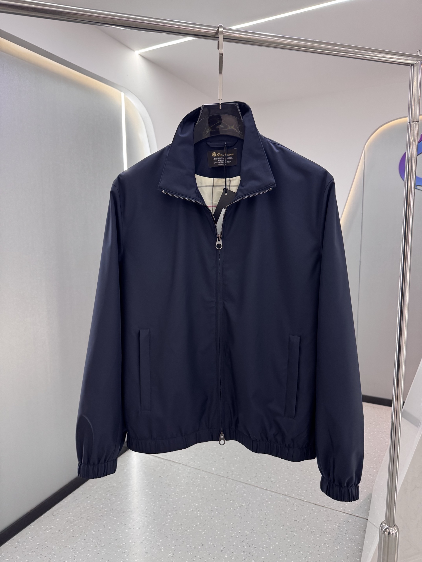 lP🆕新款飞行员夹克，这款面料采用Storm System处理的WindBelt三层抗皱弹力微纤维制成，