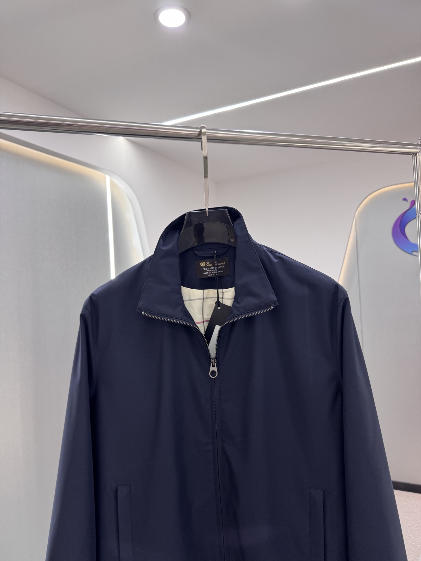 lP🆕新款飞行员夹克，这款面料采用Storm System处理的WindBelt三层抗皱弹力微纤维制成，