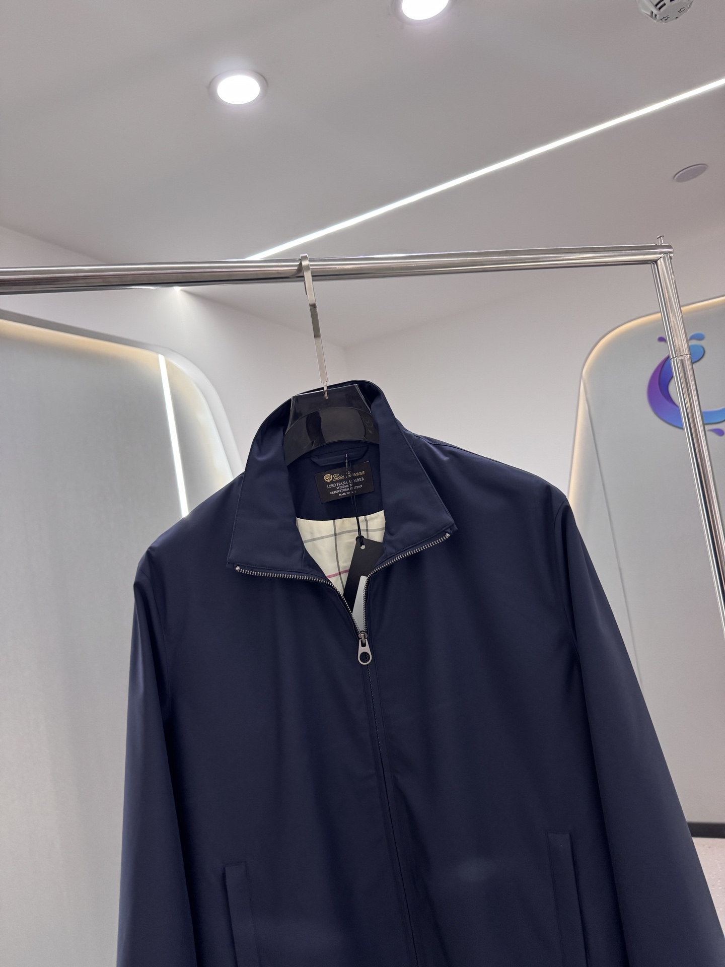 lP🆕新款飞行员夹克，这款面料采用Storm System处理的WindBelt三层抗皱弹力微纤维制成，