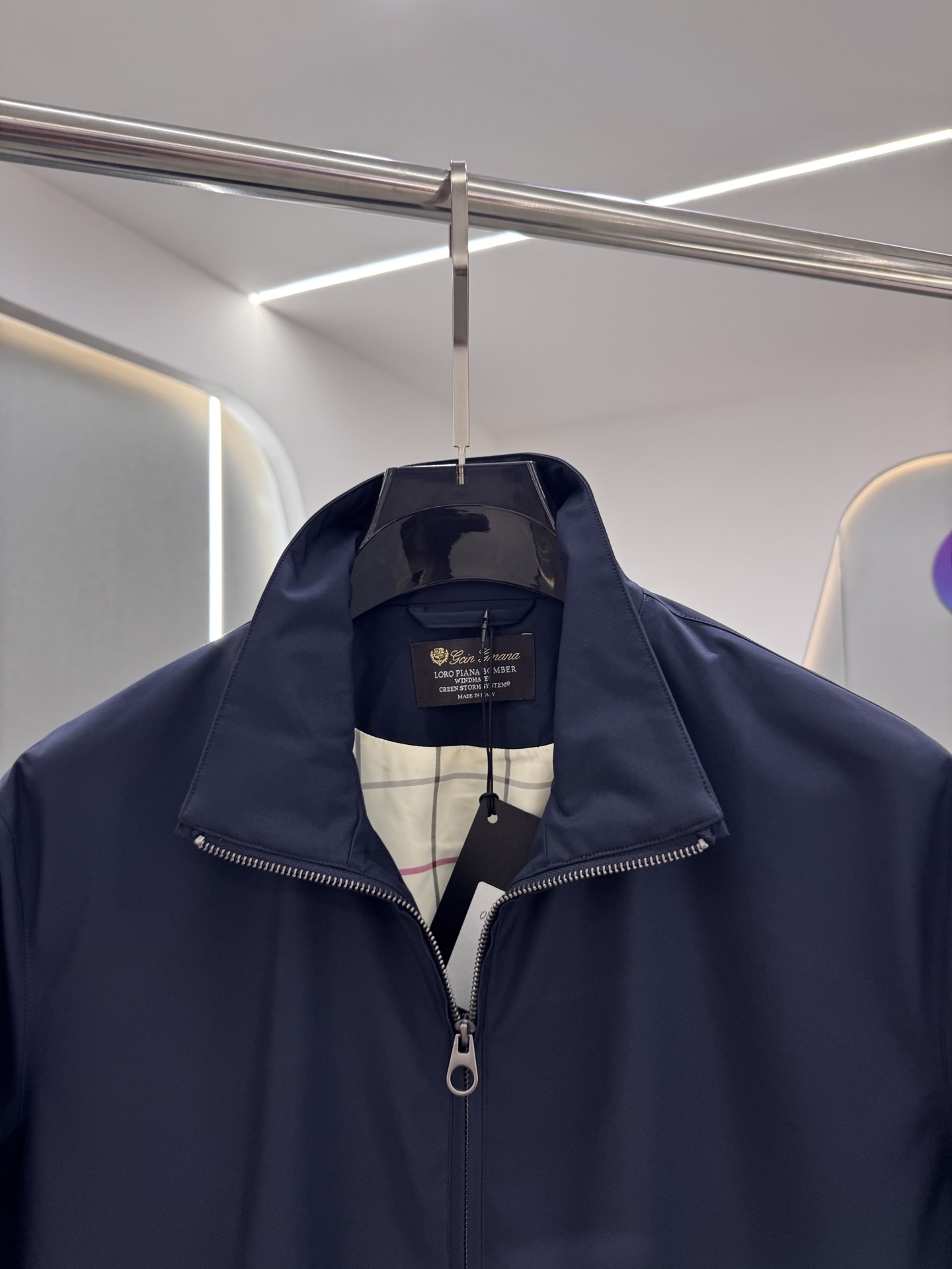 lP🆕新款飞行员夹克，这款面料采用Storm System处理的WindBelt三层抗皱弹力微纤维制成，