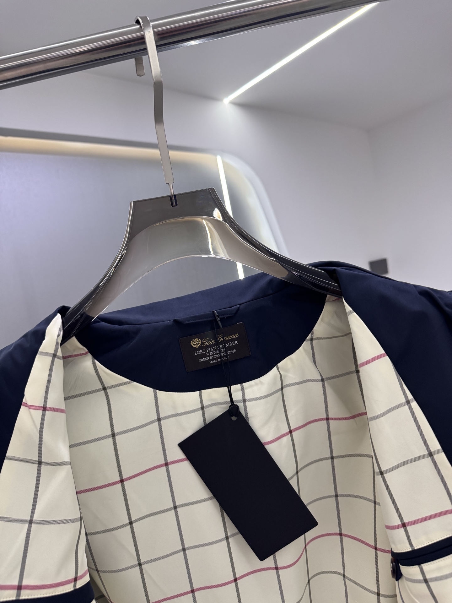 lP🆕新款飞行员夹克，这款面料采用Storm System处理的WindBelt三层抗皱弹力微纤维制成，