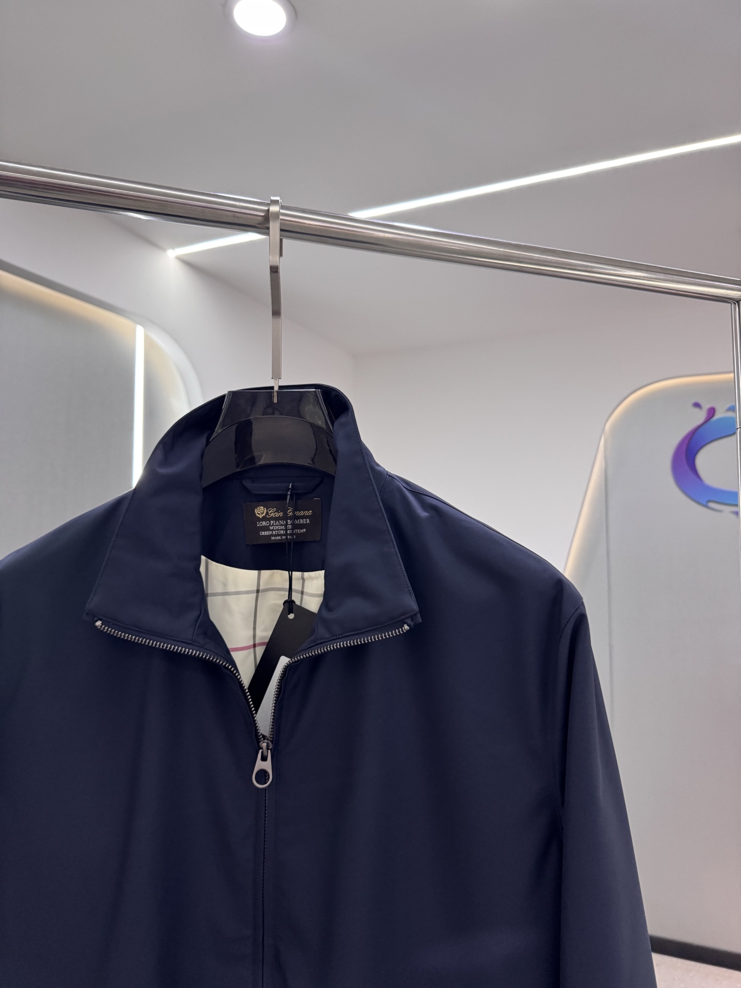 lP🆕新款飞行员夹克，这款面料采用Storm System处理的WindBelt三层抗皱弹力微纤维制成，