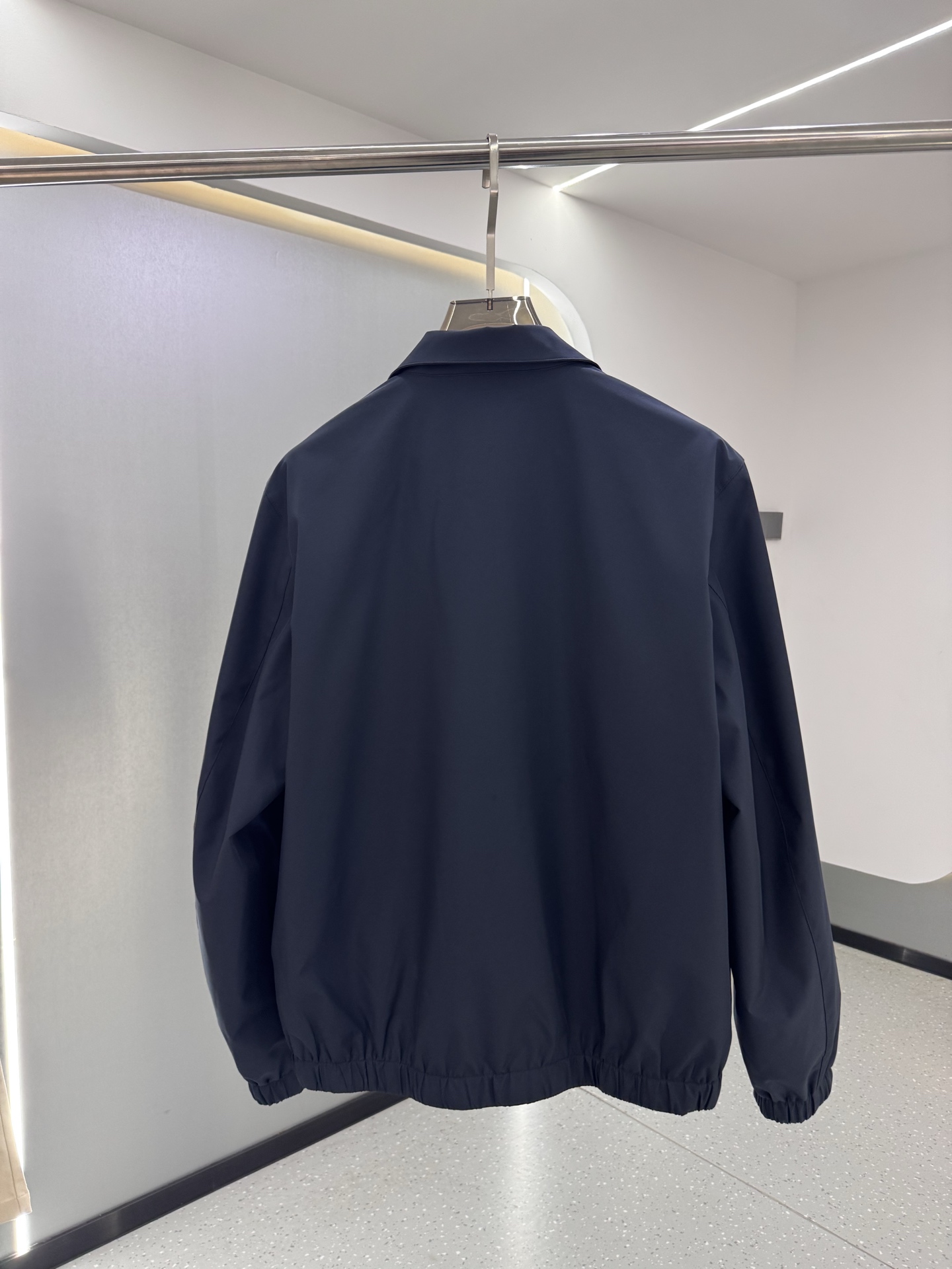 lP🆕新款飞行员夹克，这款面料采用Storm System处理的WindBelt三层抗皱弹力微纤维制成，