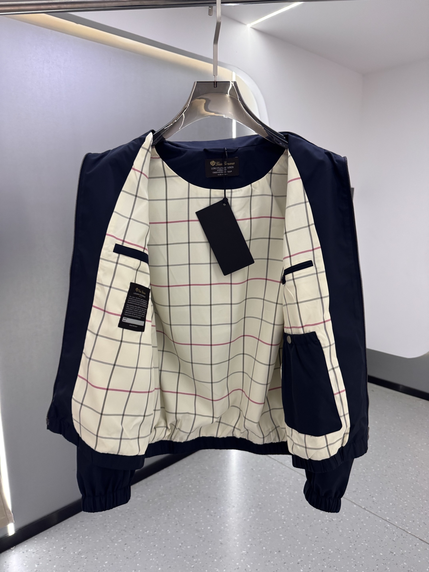 lP🆕新款飞行员夹克，这款面料采用Storm System处理的WindBelt三层抗皱弹力微纤维制成，