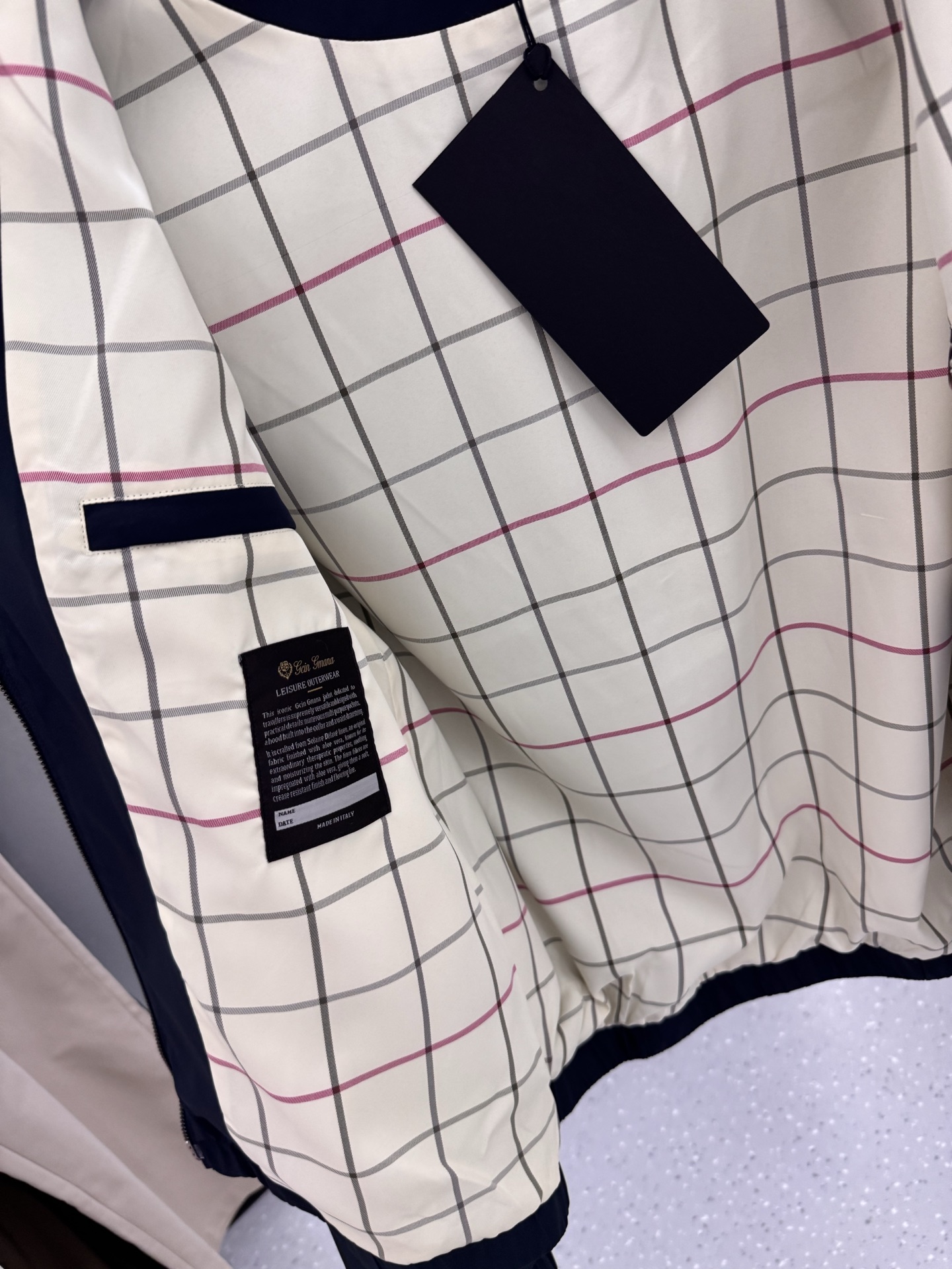 lP🆕新款飞行员夹克，这款面料采用Storm System处理的WindBelt三层抗皱弹力微纤维制成，