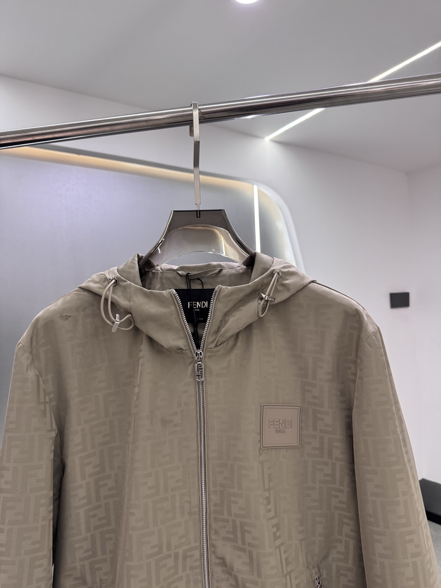 FF25SS新款连帽加衬飞行员夹克。这款夹克采用FF提花尼龙材质制作而成，松紧带袖口和边缘。拉链开合。前