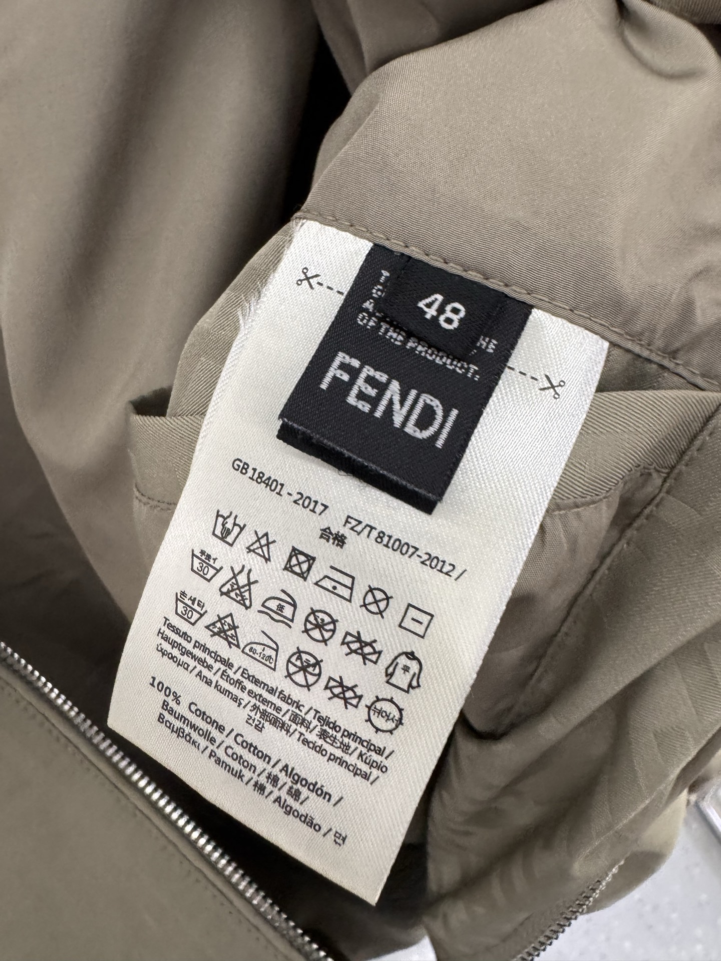 FF25SS新款连帽加衬飞行员夹克。这款夹克采用FF提花尼龙材质制作而成，松紧带袖口和边缘。拉链开合。前