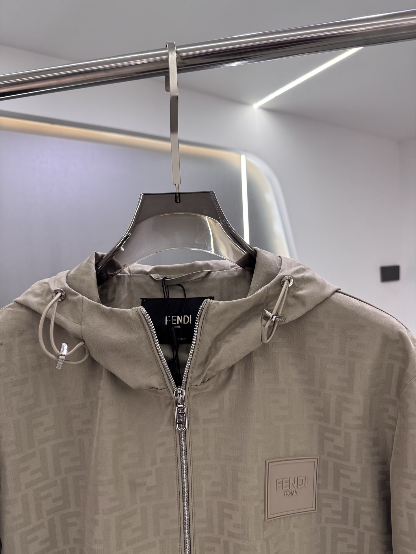 FF25SS新款连帽加衬飞行员夹克。这款夹克采用FF提花尼龙材质制作而成，松紧带袖口和边缘。拉链开合。前