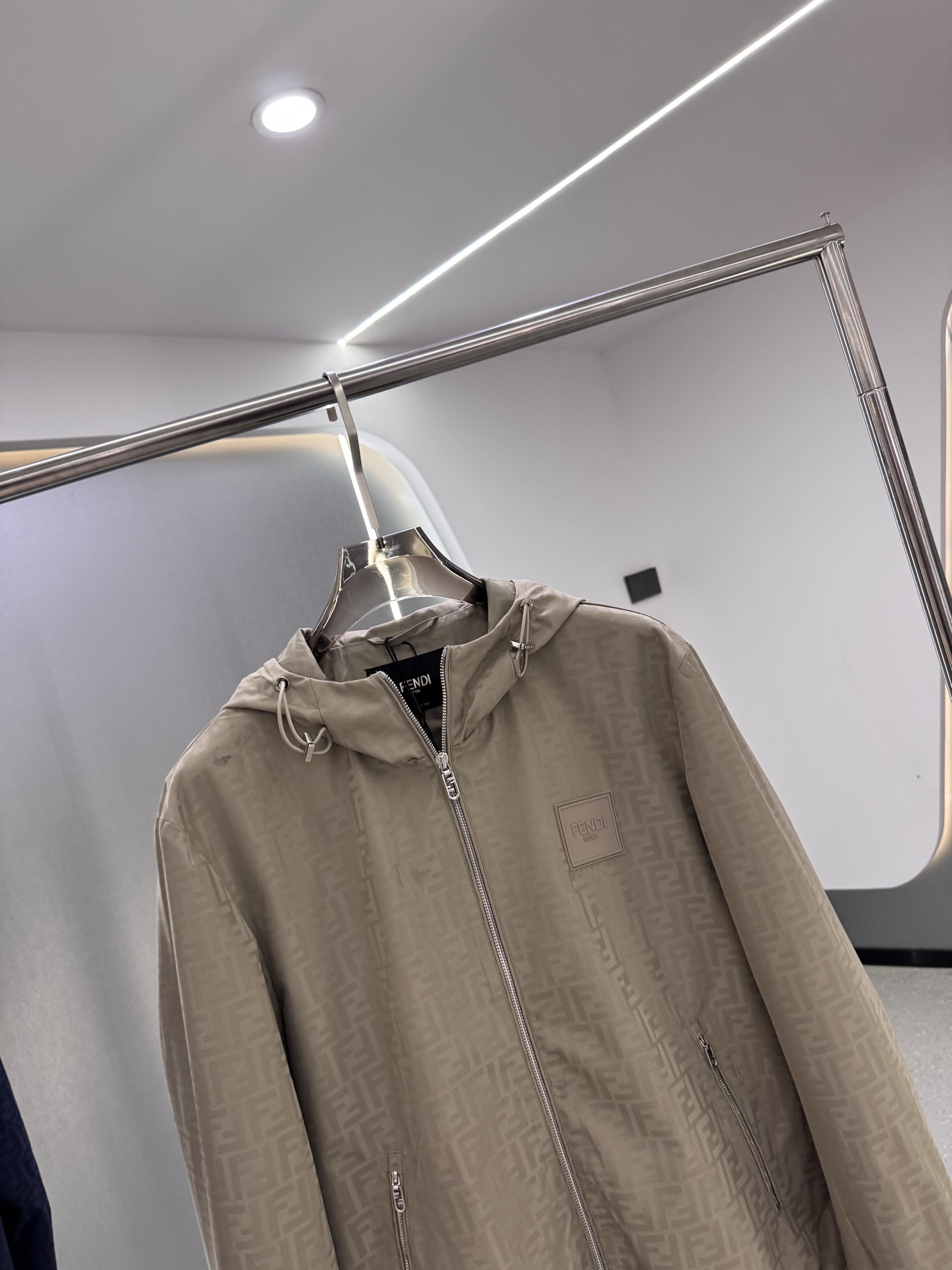 FF25SS新款连帽加衬飞行员夹克。这款夹克采用FF提花尼龙材质制作而成，松紧带袖口和边缘。拉链开合。前