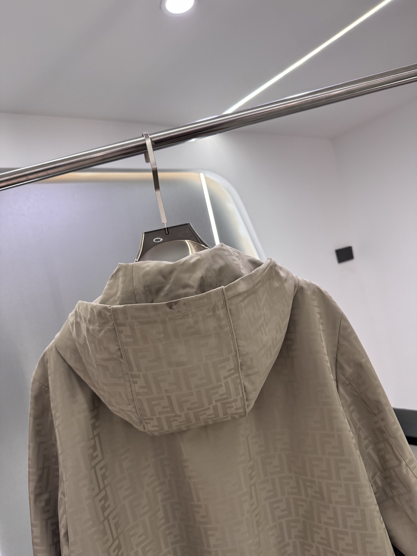 FF25SS新款连帽加衬飞行员夹克。这款夹克采用FF提花尼龙材质制作而成，松紧带袖口和边缘。拉链开合。前