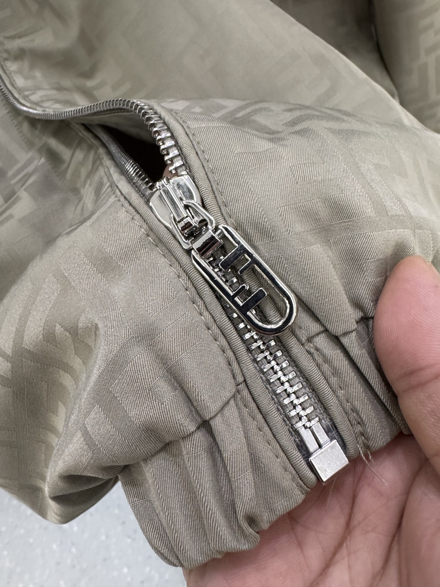 FF25SS新款连帽加衬飞行员夹克。这款夹克采用FF提花尼龙材质制作而成，松紧带袖口和边缘。拉链开合。前