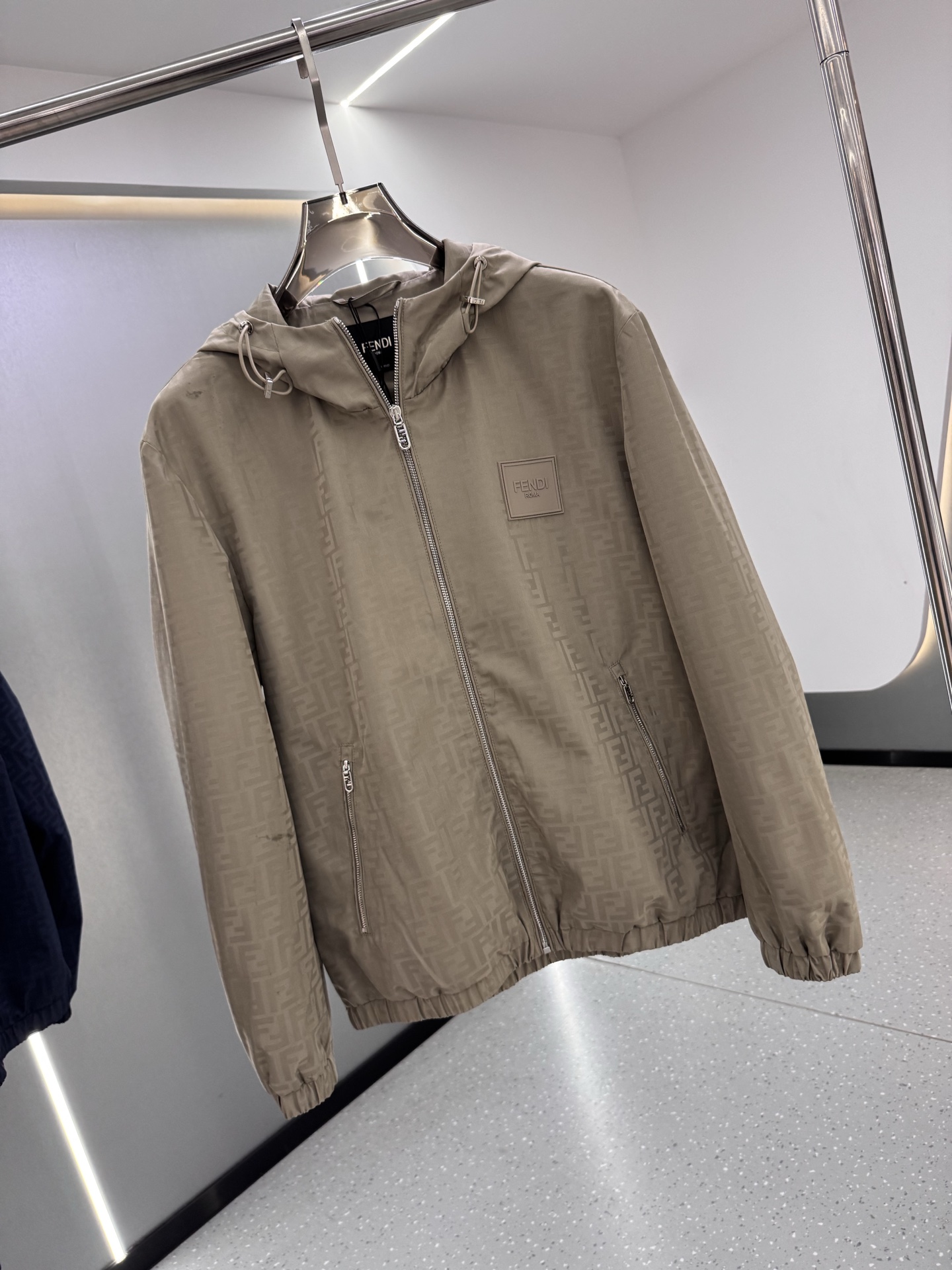 FF25SS新款连帽加衬飞行员夹克。这款夹克采用FF提花尼龙材质制作而成，松紧带袖口和边缘。拉链开合。前