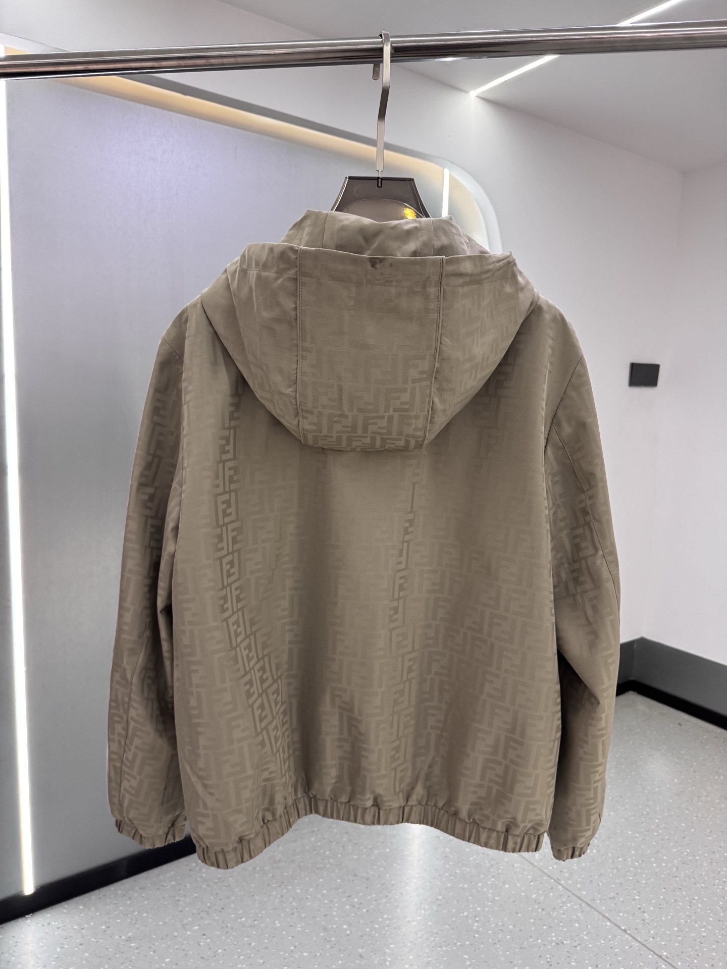 FF25SS新款连帽加衬飞行员夹克。这款夹克采用FF提花尼龙材质制作而成，松紧带袖口和边缘。拉链开合。前