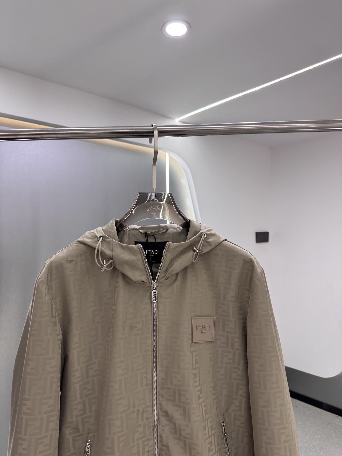 FF25SS新款连帽加衬飞行员夹克。这款夹克采用FF提花尼龙材质制作而成，松紧带袖口和边缘。拉链开合。前