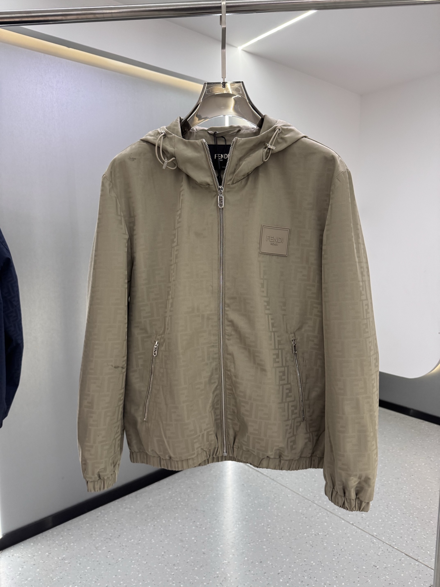 FF25SS新款连帽加衬飞行员夹克。这款夹克采用FF提花尼龙材质制作而成，松紧带袖口和边缘。拉链开合。前