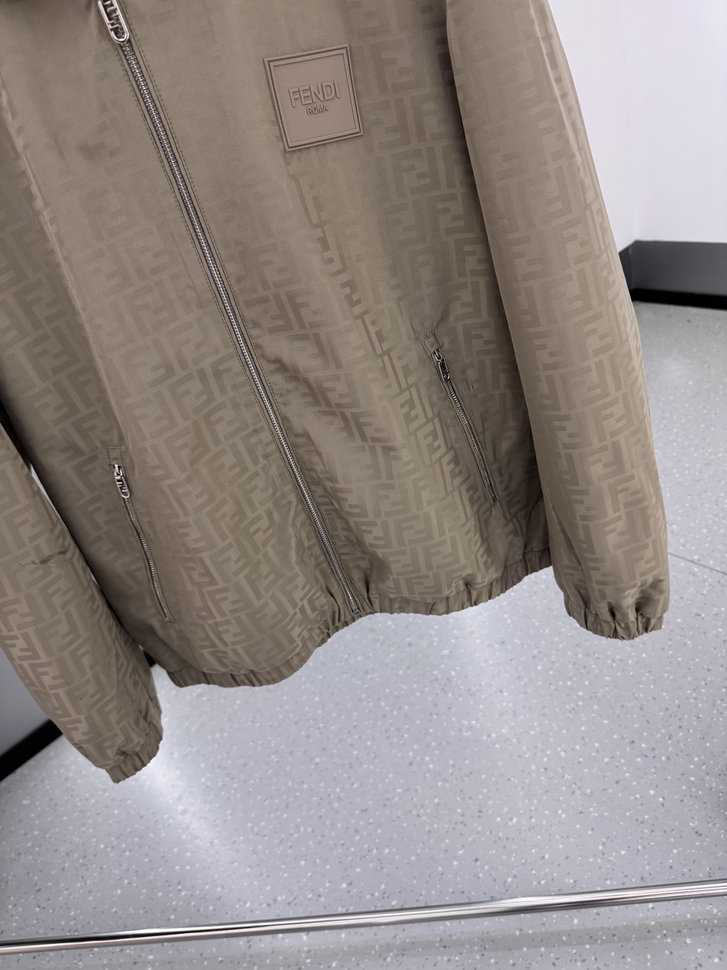 FF25SS新款连帽加衬飞行员夹克。这款夹克采用FF提花尼龙材质制作而成，松紧带袖口和边缘。拉链开合。前