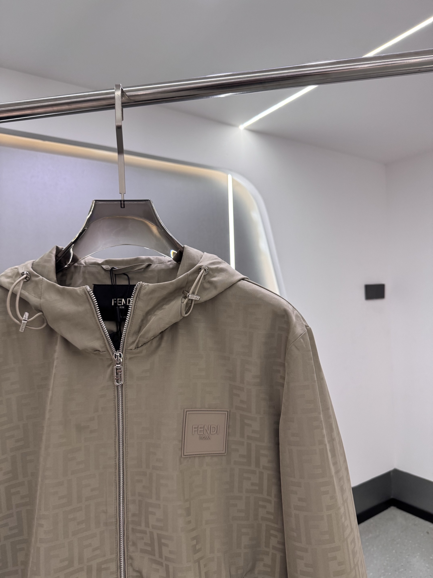 FF25SS新款连帽加衬飞行员夹克。这款夹克采用FF提花尼龙材质制作而成，松紧带袖口和边缘。拉链开合。前