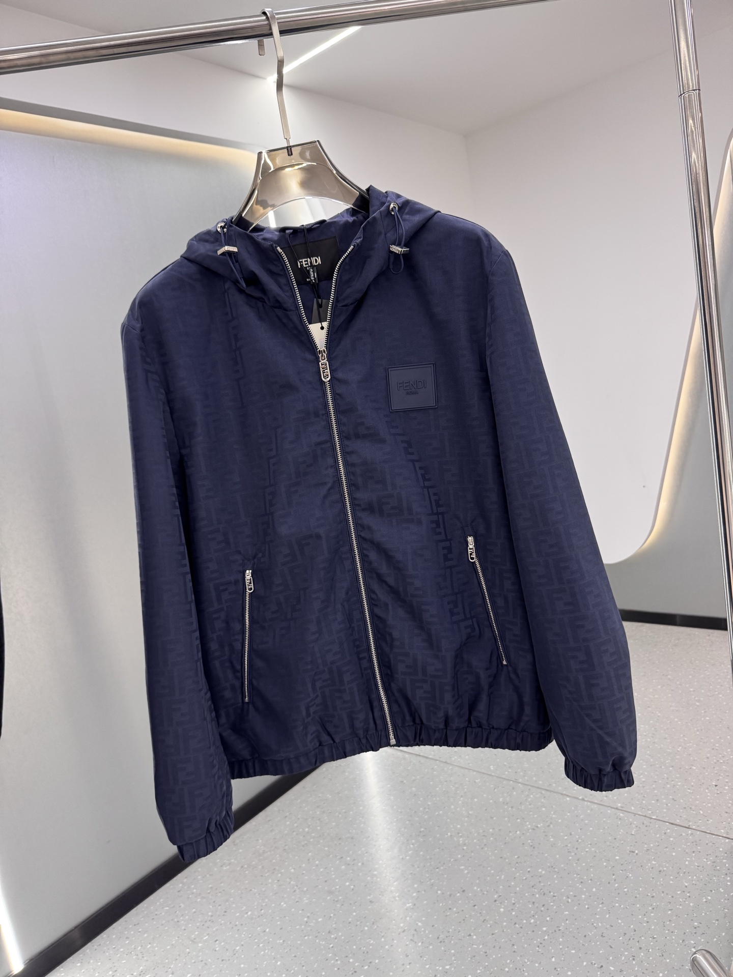 FF25SS新款连帽加衬飞行员夹克。这款夹克采用FF提花尼龙材质制作而成，松紧带袖口和边缘。拉链开合。前