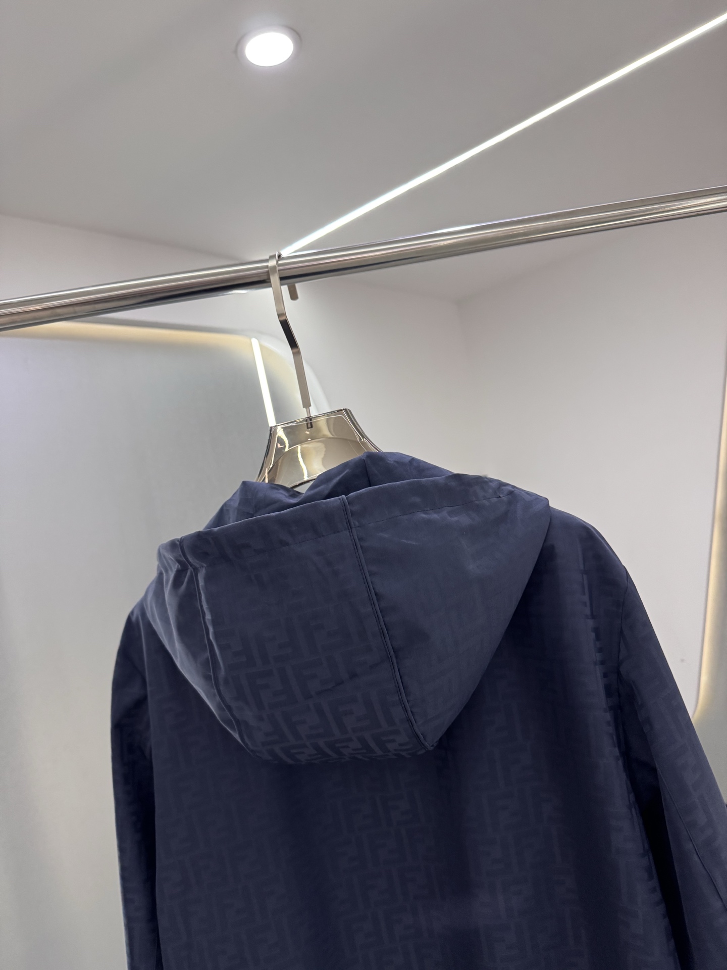 FF25SS新款连帽加衬飞行员夹克。这款夹克采用FF提花尼龙材质制作而成，松紧带袖口和边缘。拉链开合。前