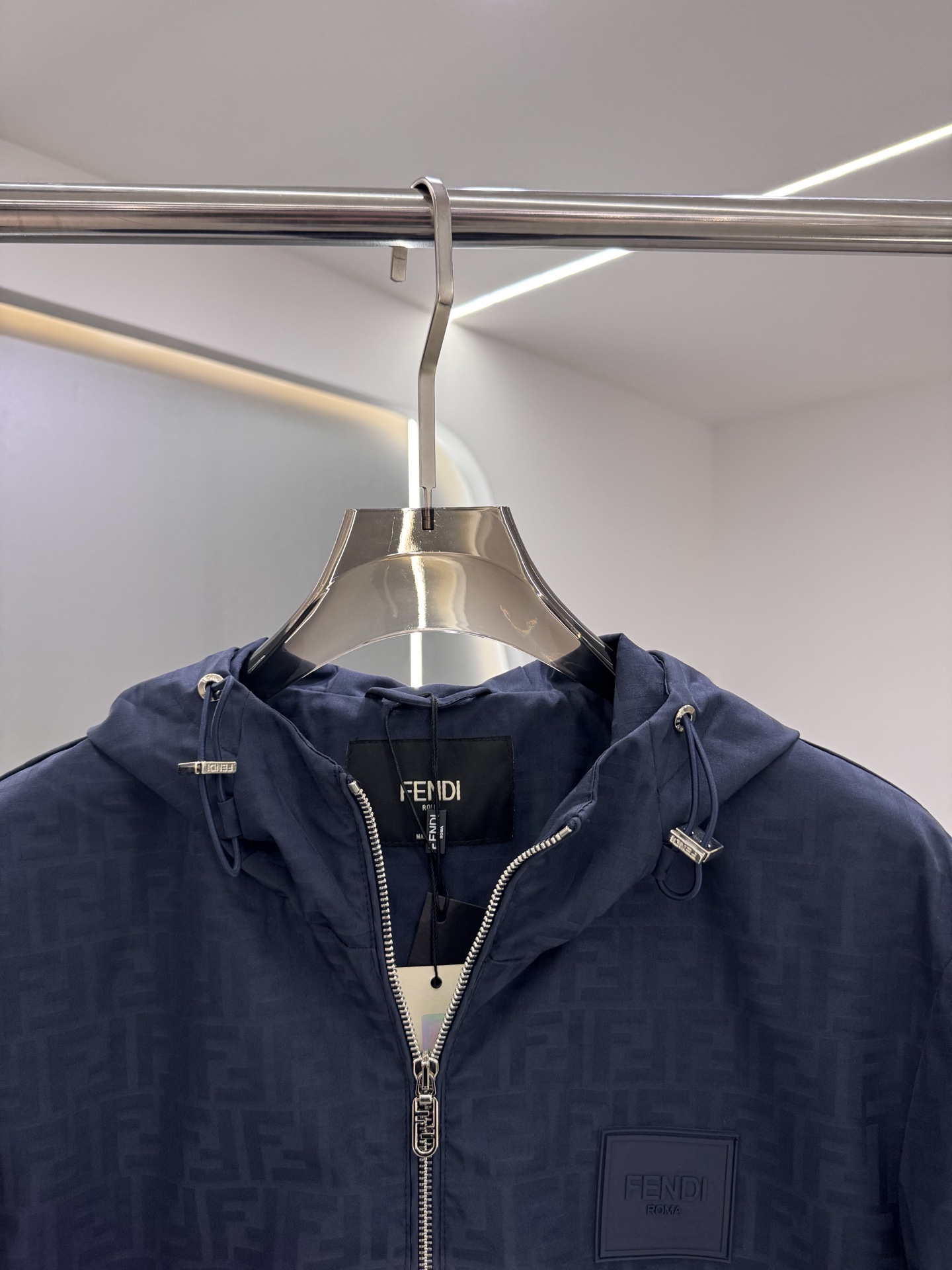 FF25SS新款连帽加衬飞行员夹克。这款夹克采用FF提花尼龙材质制作而成，松紧带袖口和边缘。拉链开合。前