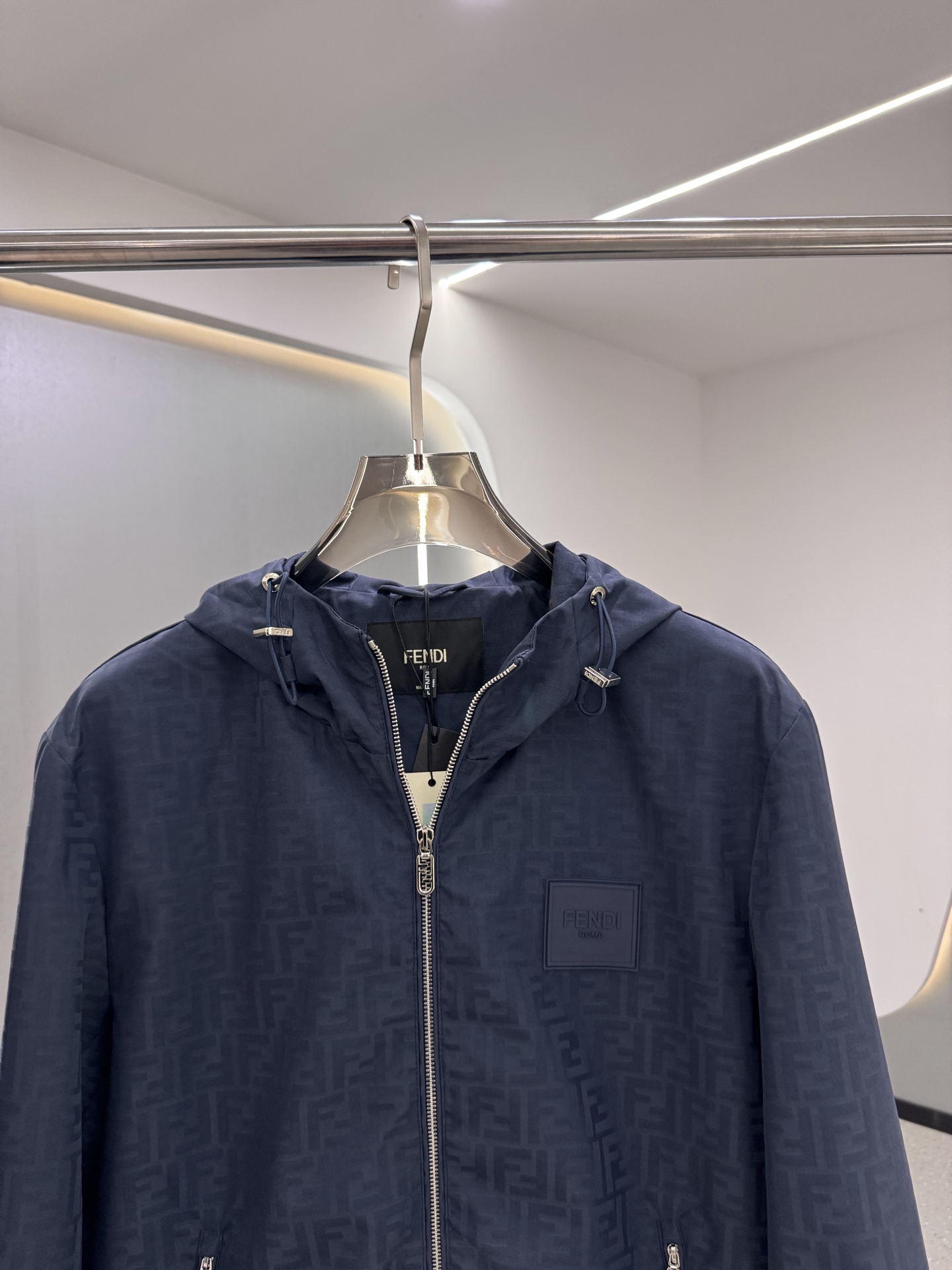 FF25SS新款连帽加衬飞行员夹克。这款夹克采用FF提花尼龙材质制作而成，松紧带袖口和边缘。拉链开合。前