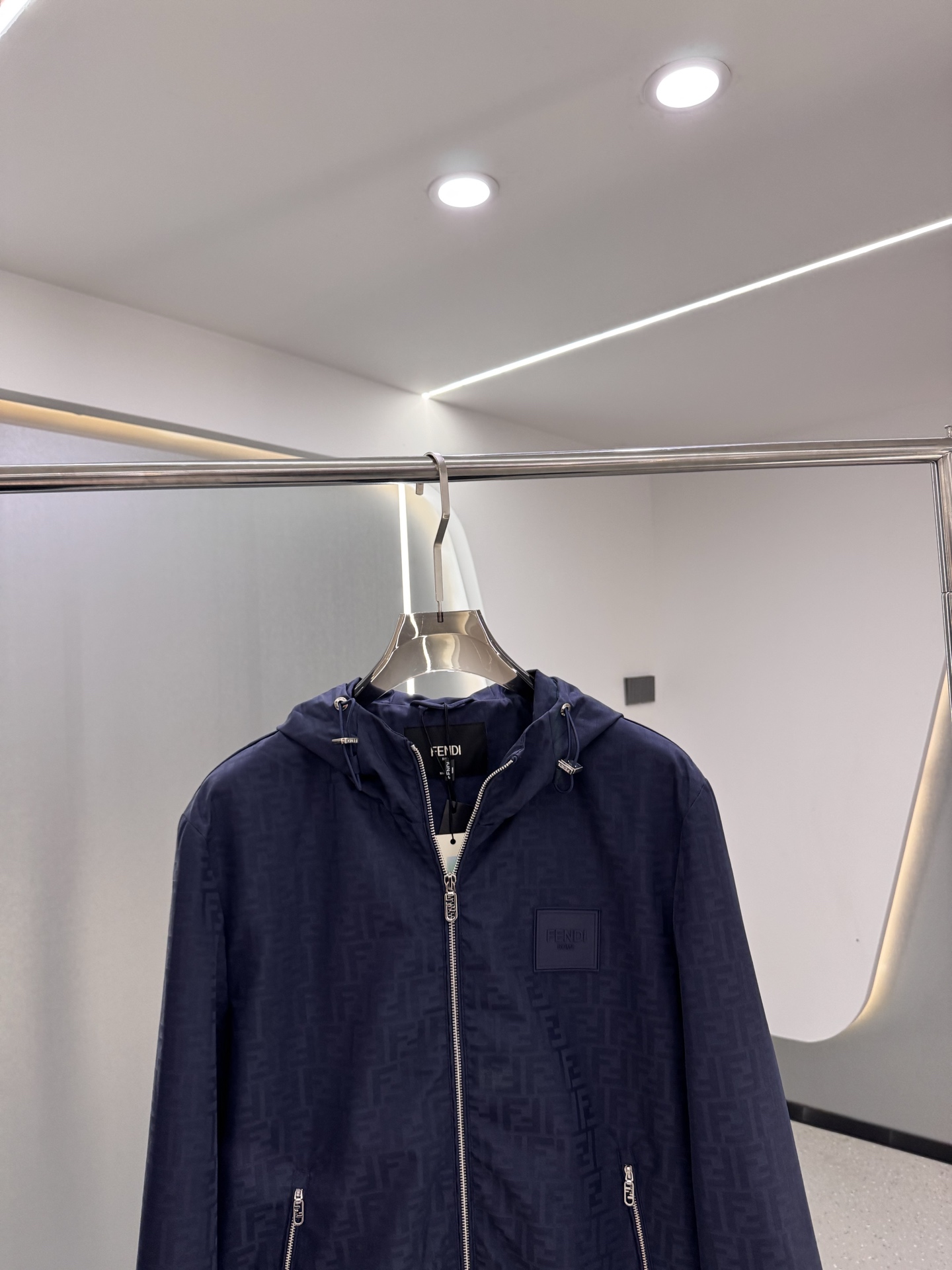 FF25SS新款连帽加衬飞行员夹克。这款夹克采用FF提花尼龙材质制作而成，松紧带袖口和边缘。拉链开合。前