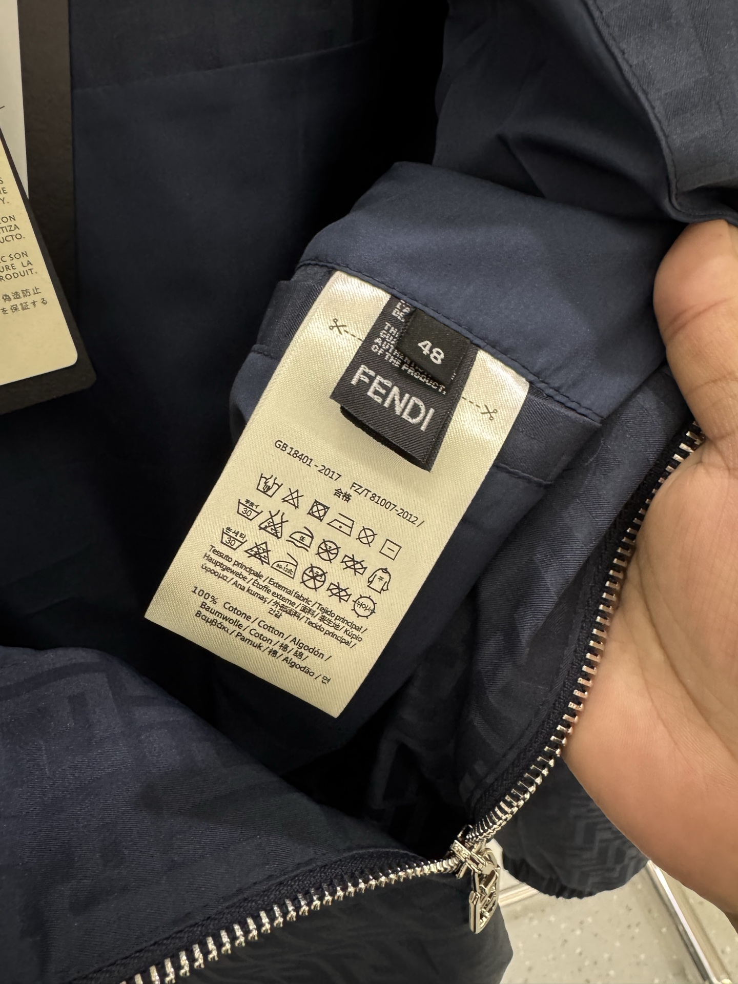 FF25SS新款连帽加衬飞行员夹克。这款夹克采用FF提花尼龙材质制作而成，松紧带袖口和边缘。拉链开合。前