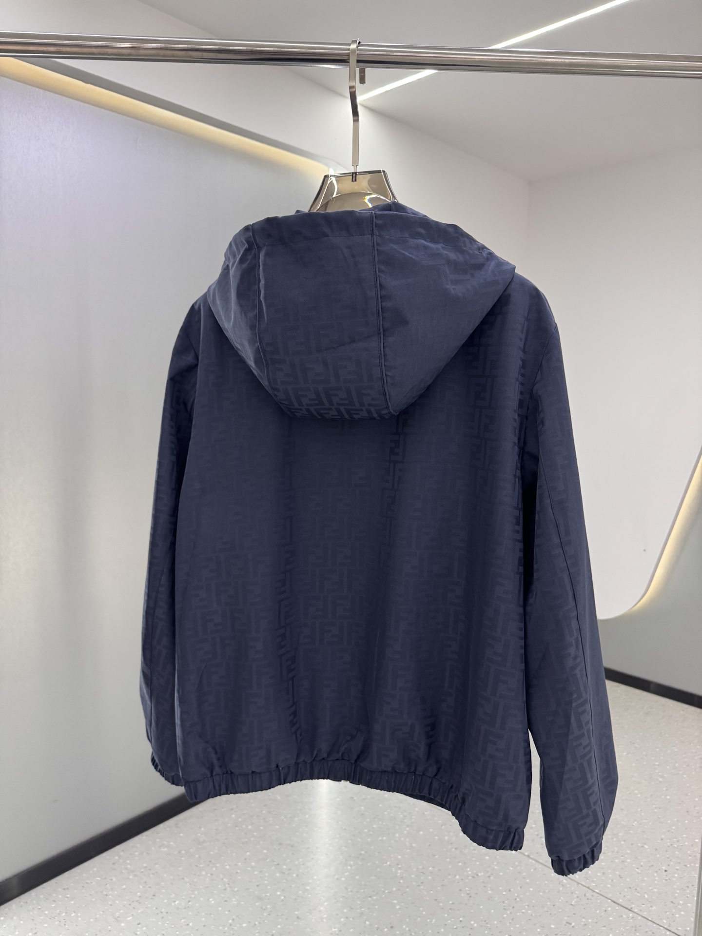 FF25SS新款连帽加衬飞行员夹克。这款夹克采用FF提花尼龙材质制作而成，松紧带袖口和边缘。拉链开合。前