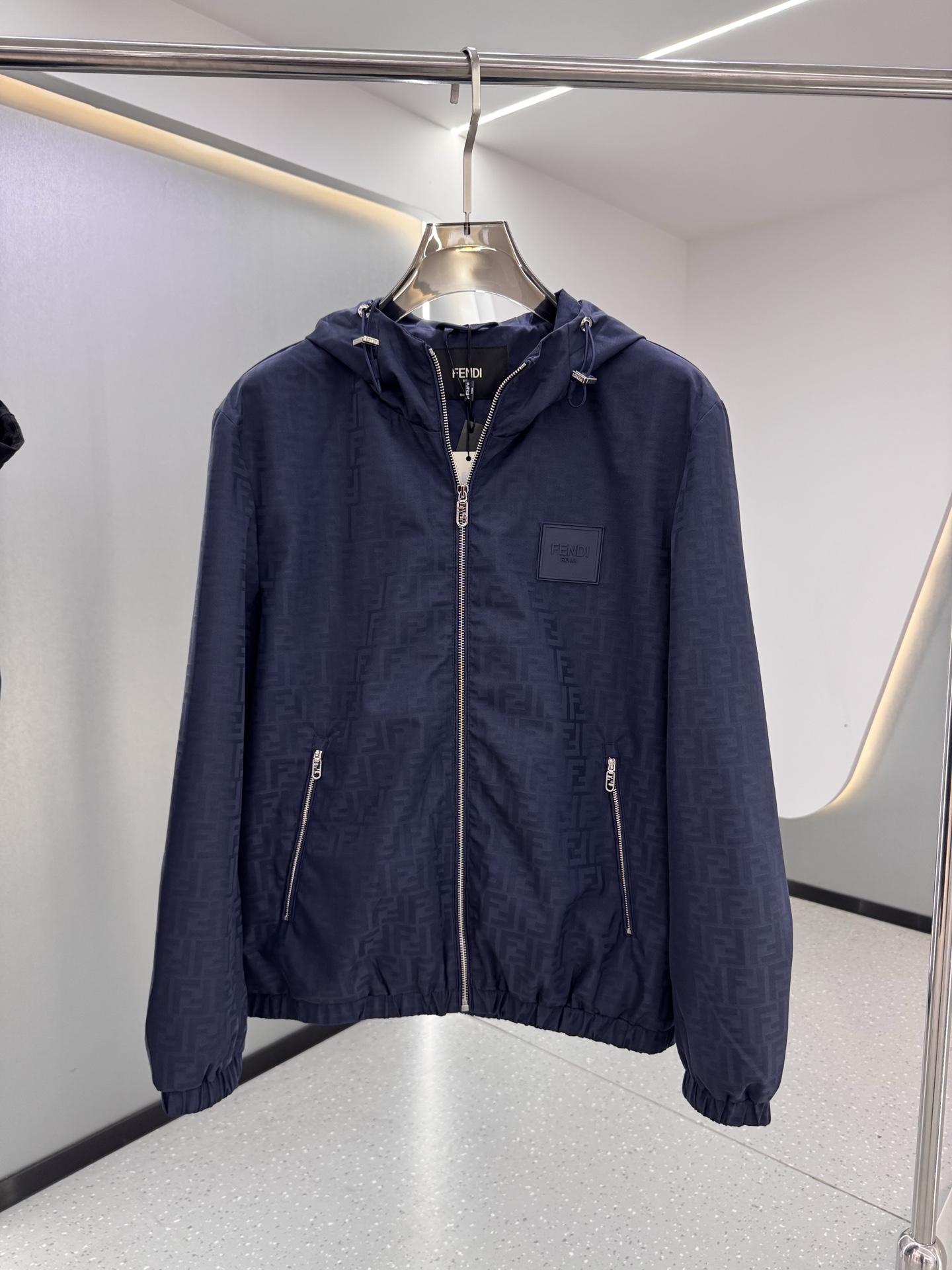 FF25SS新款连帽加衬飞行员夹克。这款夹克采用FF提花尼龙材质制作而成，松紧带袖口和边缘。拉链开合。前