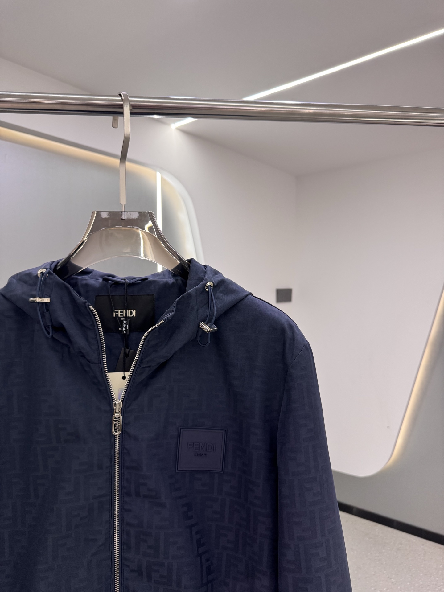 FF25SS新款连帽加衬飞行员夹克。这款夹克采用FF提花尼龙材质制作而成，松紧带袖口和边缘。拉链开合。前