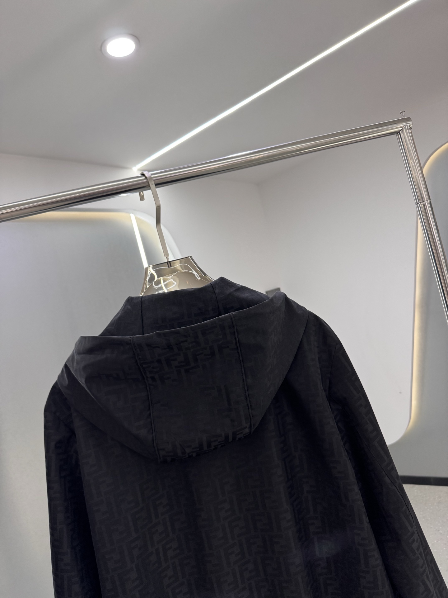 FF25SS新款连帽加衬飞行员夹克。这款夹克采用FF提花尼龙材质制作而成，松紧带袖口和边缘。拉链开合。前