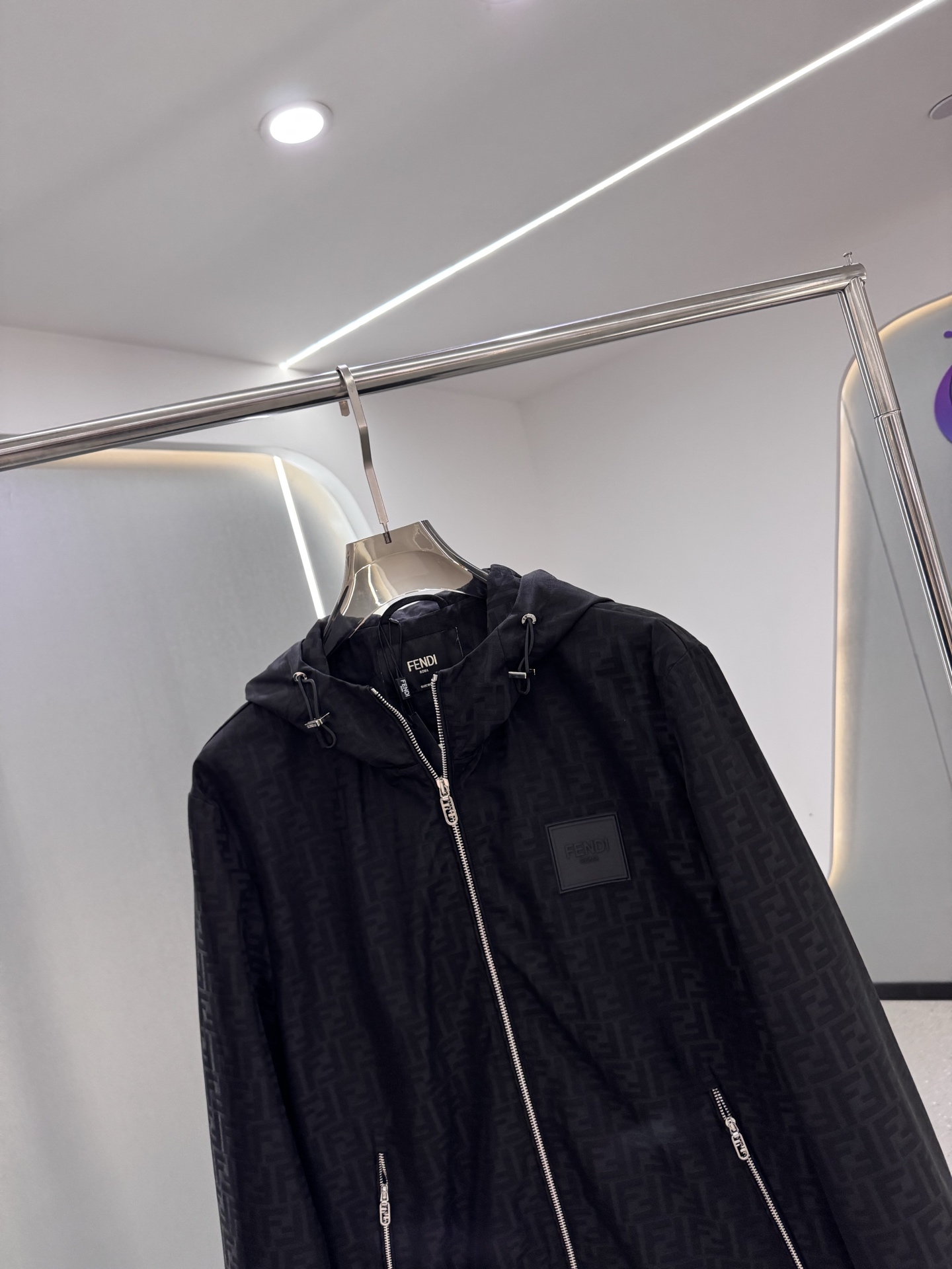 FF25SS新款连帽加衬飞行员夹克。这款夹克采用FF提花尼龙材质制作而成，松紧带袖口和边缘。拉链开合。前