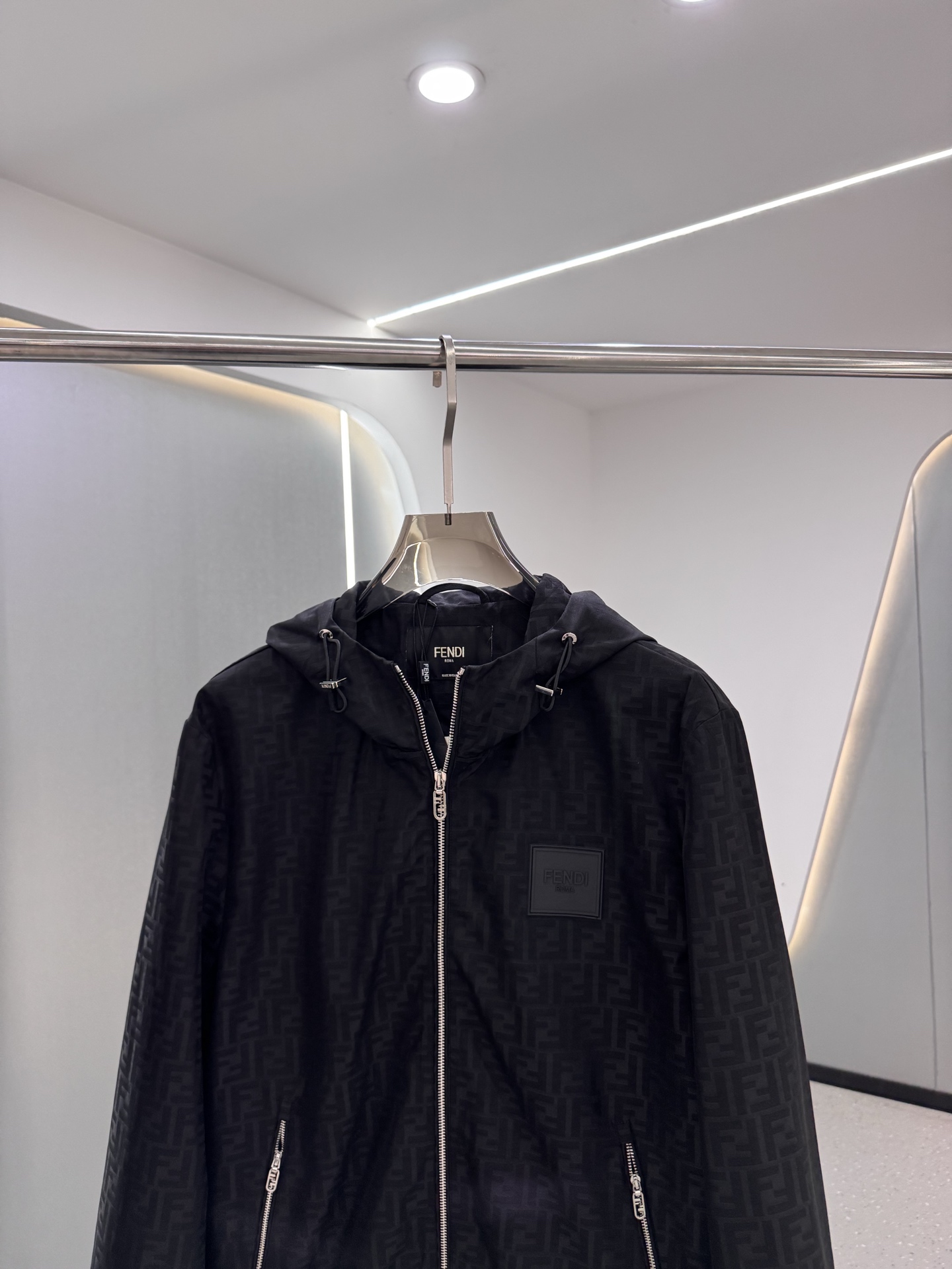 FF25SS新款连帽加衬飞行员夹克。这款夹克采用FF提花尼龙材质制作而成，松紧带袖口和边缘。拉链开合。前