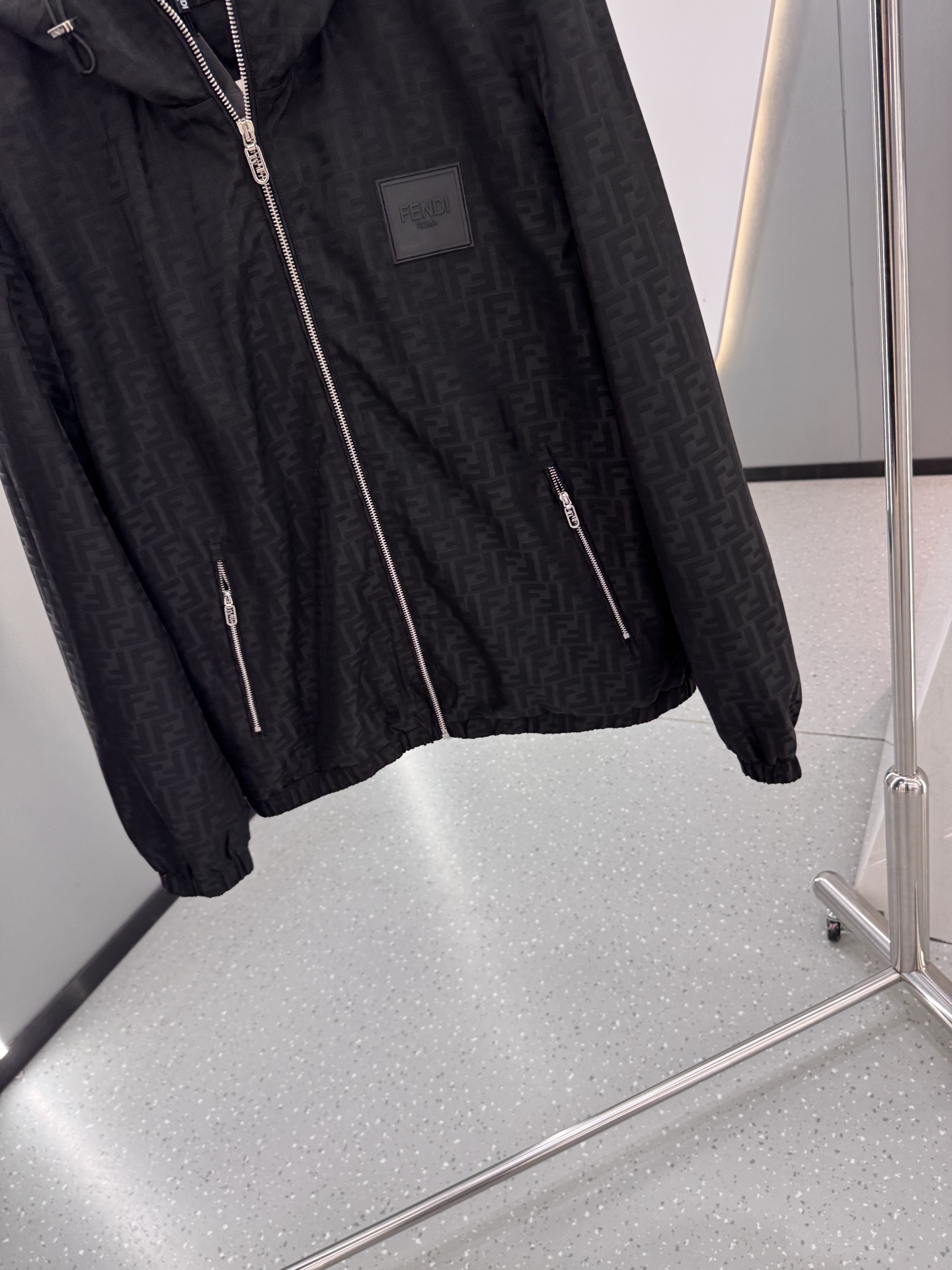 FF25SS新款连帽加衬飞行员夹克。这款夹克采用FF提花尼龙材质制作而成，松紧带袖口和边缘。拉链开合。前